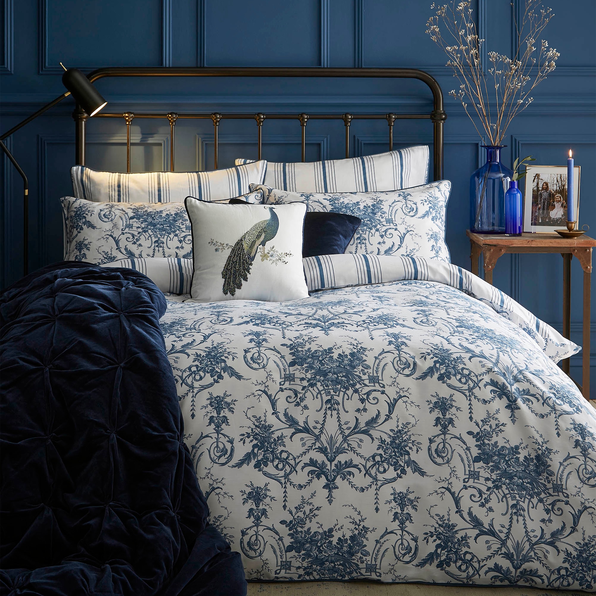 LAURA ASHLEY Wendebettwäsche "Tuileries Midnight" 3 tlg. Baumwoll-Satin, mit floralem Muster, inkl 2 Kissenbezüge