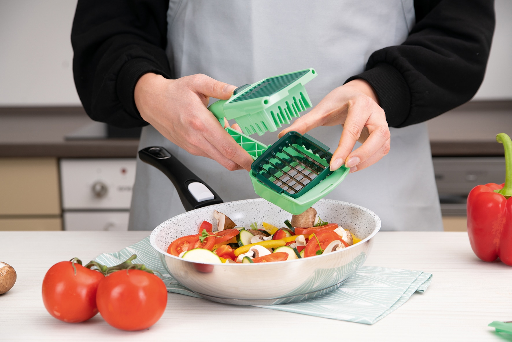 Genius Bratpfanne »Cerafit Mont Blanc 20 cm inkl. Nicer Dicer Quick Professional«, Edelstahl 18/10, (Set, 13 tlg.), Abnehmbarer Griff, hitzebeständig, spülmaschinengeeignet