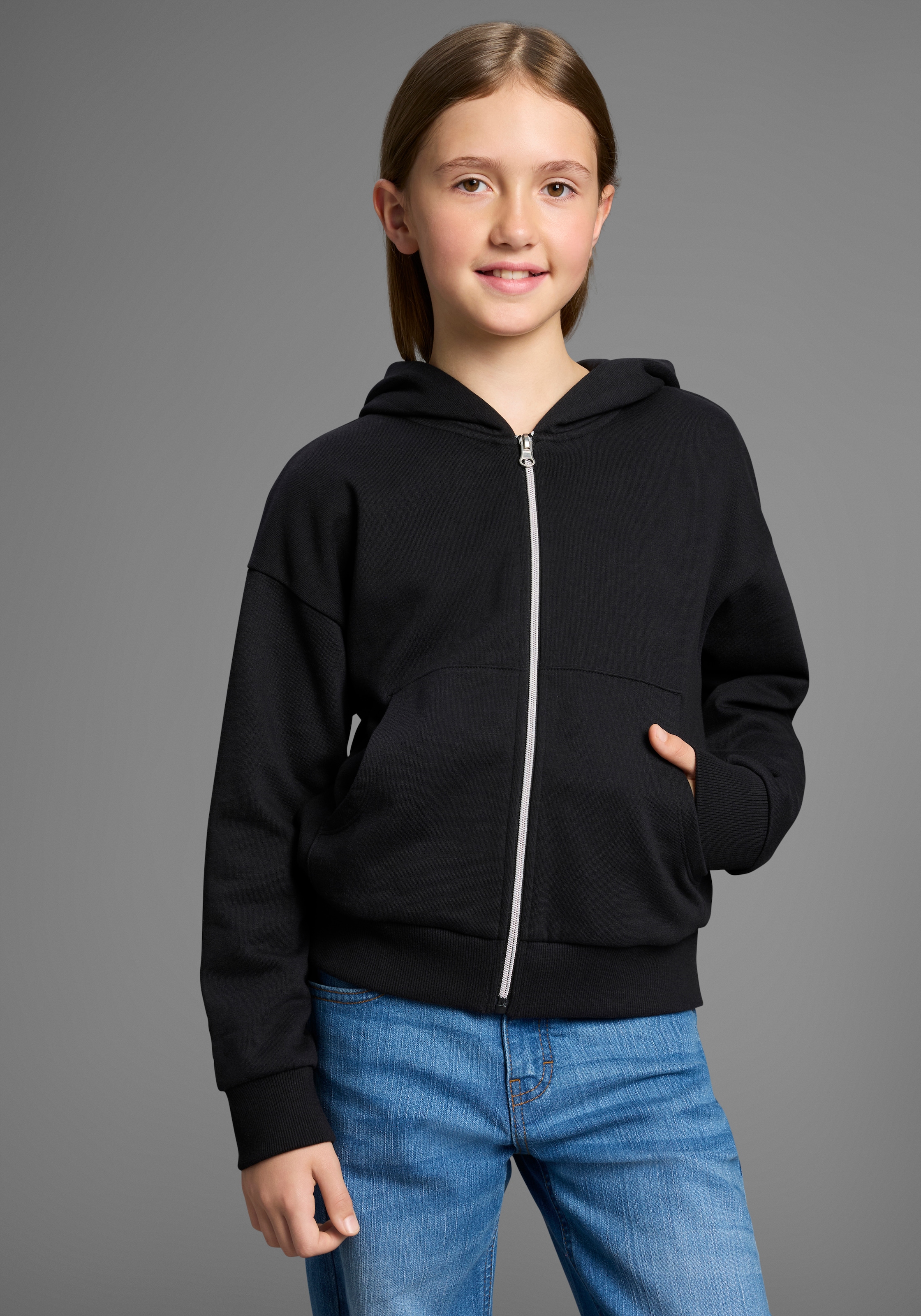 KIDSWORLD Kapuzensweatjacke "Lässige Sweatjacke mit kleinem Herz-Stickerei am Ärmel" Must-Have Basic Sweatjacke mit kleiner Deko-Stickerei, lockere Form