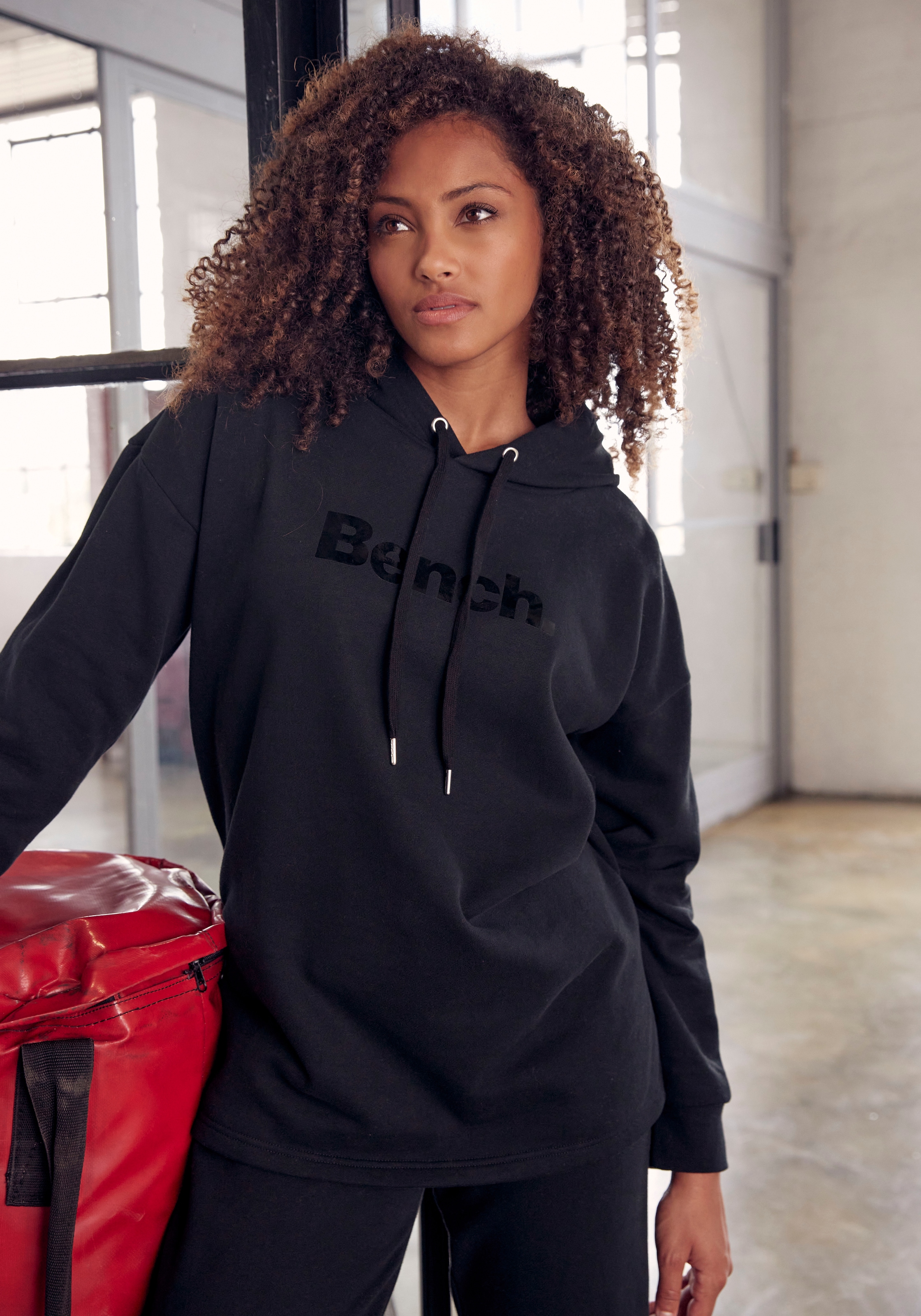 Black Friday Bench. Hoodie »-Kapuzensweatshirt«, seitlichen Loungewear | und Logodruck Schlitzen, mit BAUR glänzendem