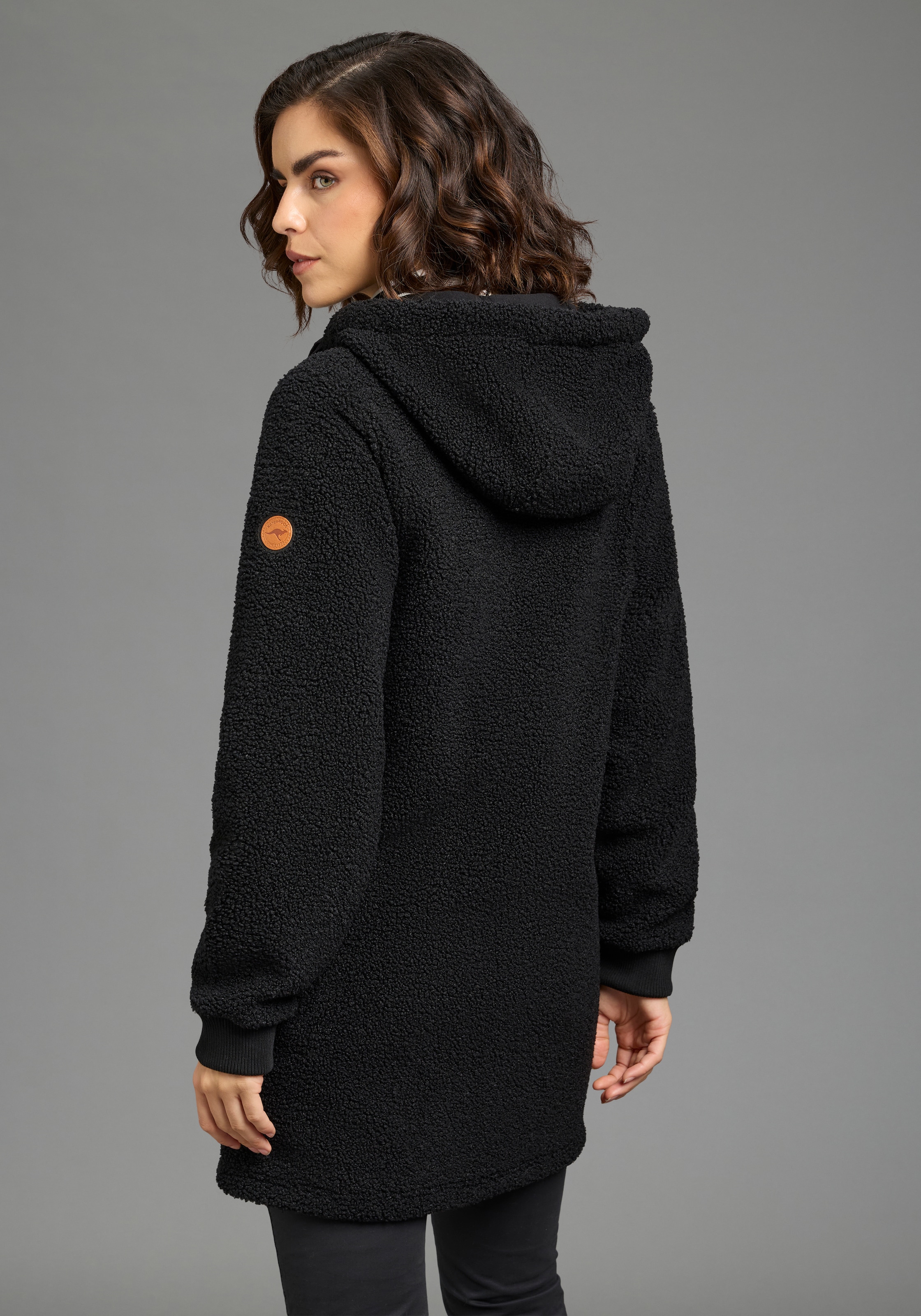 KangaROOS Fleecejacke mit Kapuze mit körpernaher Passform, ca. Mitte Oberschenkel Länge