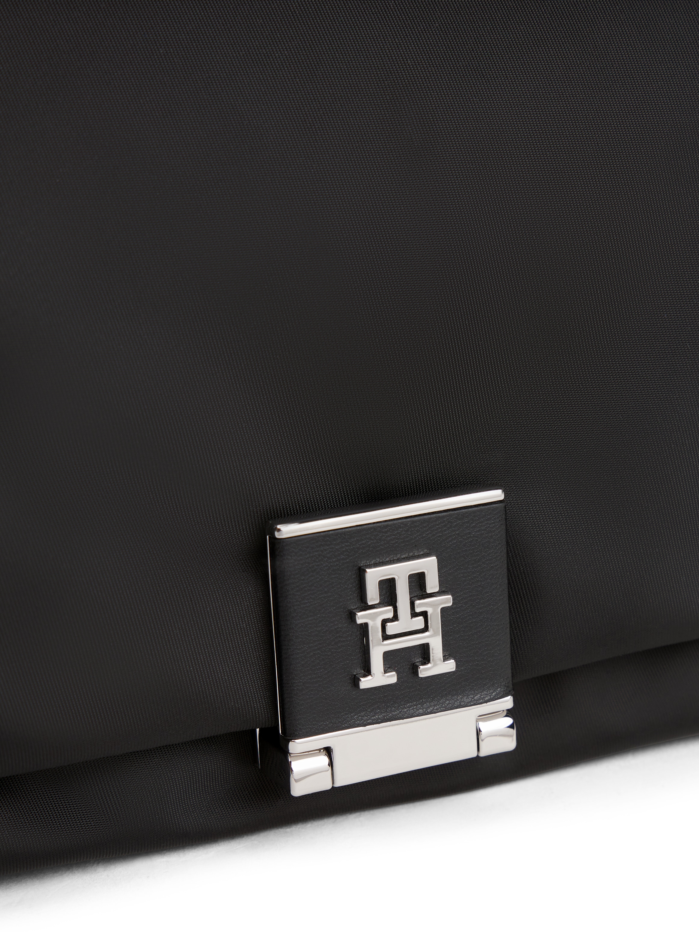 Tommy Hilfiger Umhängetasche »TH HER MED CROSSOVER NYLON SV«, Damen Tragetasche, Abendtasche, Clutch mit edlem TH-Steckverschluss