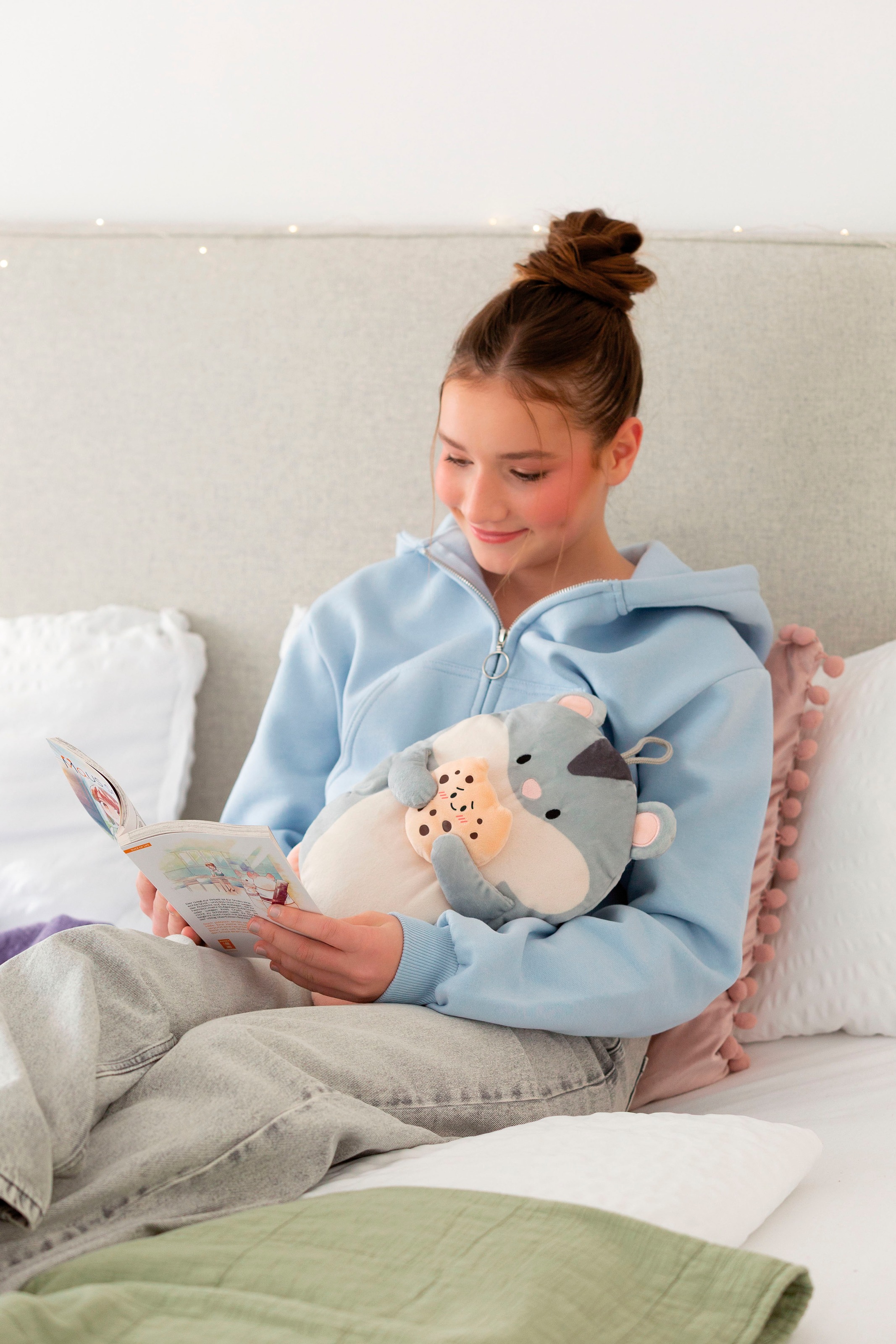 Nici Wärmflasche »mymochi Hamster Shai mit Cookie, 300 ml, 30 cm«, 2in1 - Kuscheltier & Wärmflasche in einem; enthält recyceltes Material