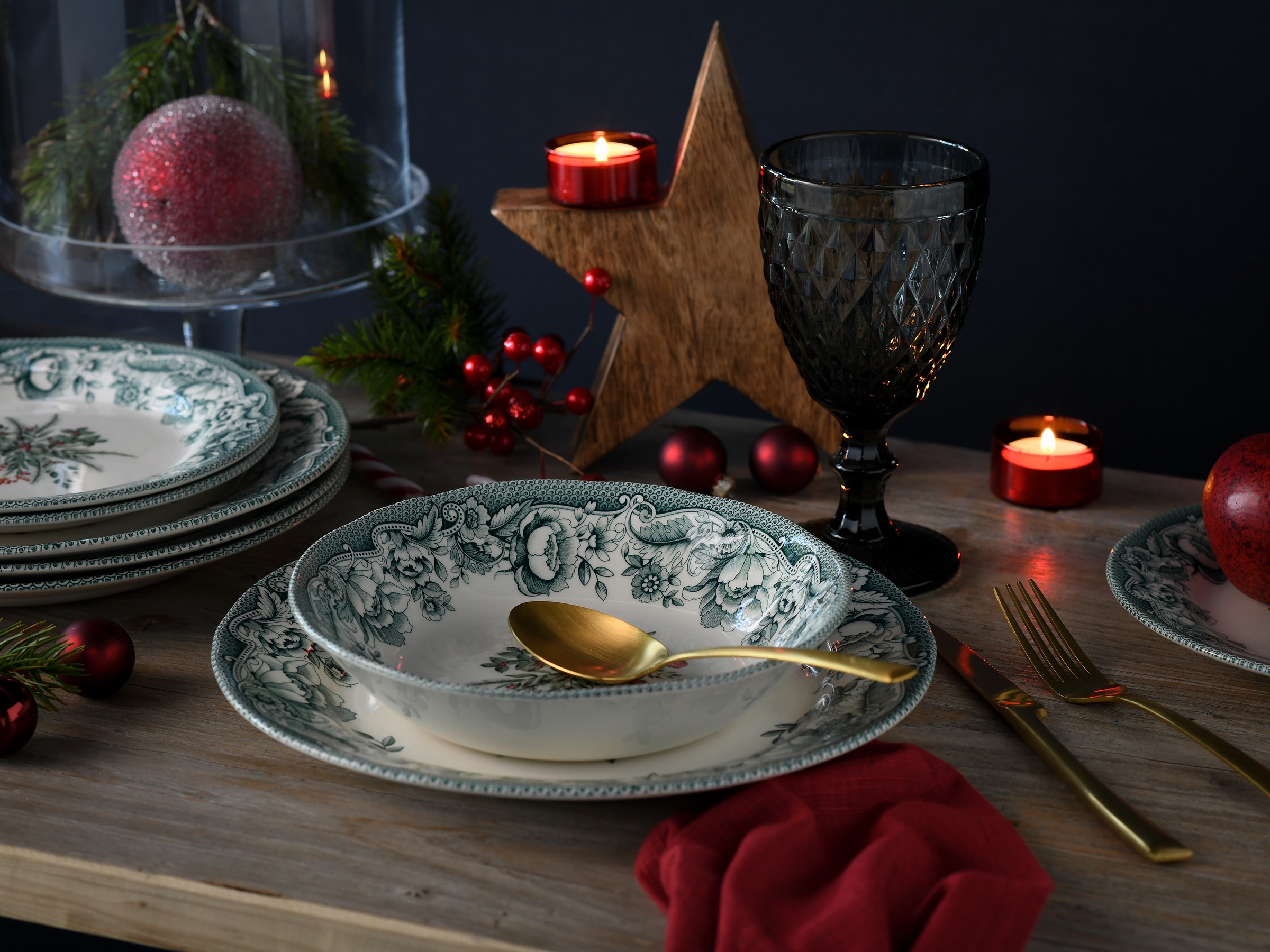 CreaTable Teller-Set »Weihnachten Grün, Tellerset 12-tlg«, (Set, 12 tlg.), Weihnachtsdekorationen als Zentralmotiv