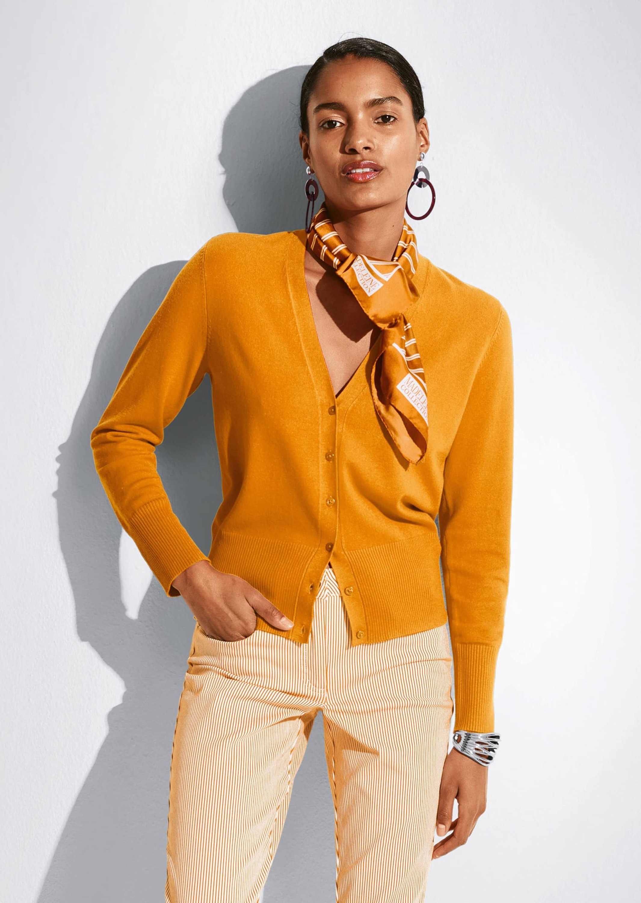 MADELEINE Strickjacke »Strickjacke Eleganter Viskose-Cardigan mit Knopfleiste«