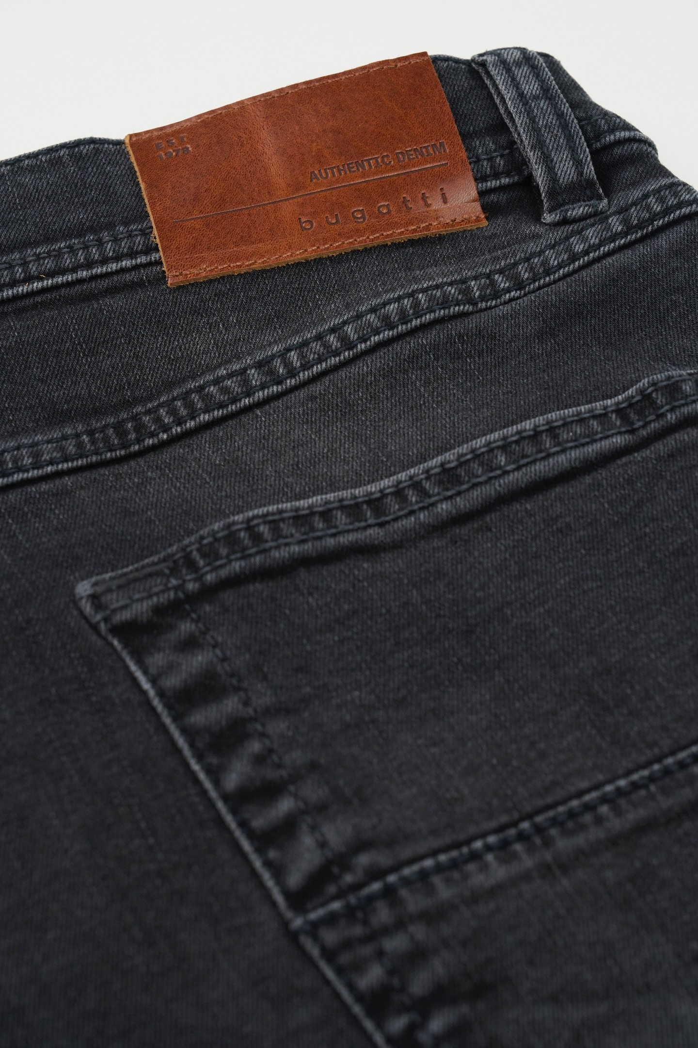 bugatti 5-Pocket-Jeans »Regular Fit«, aus Authentic Denim mit Stretch-Komfort