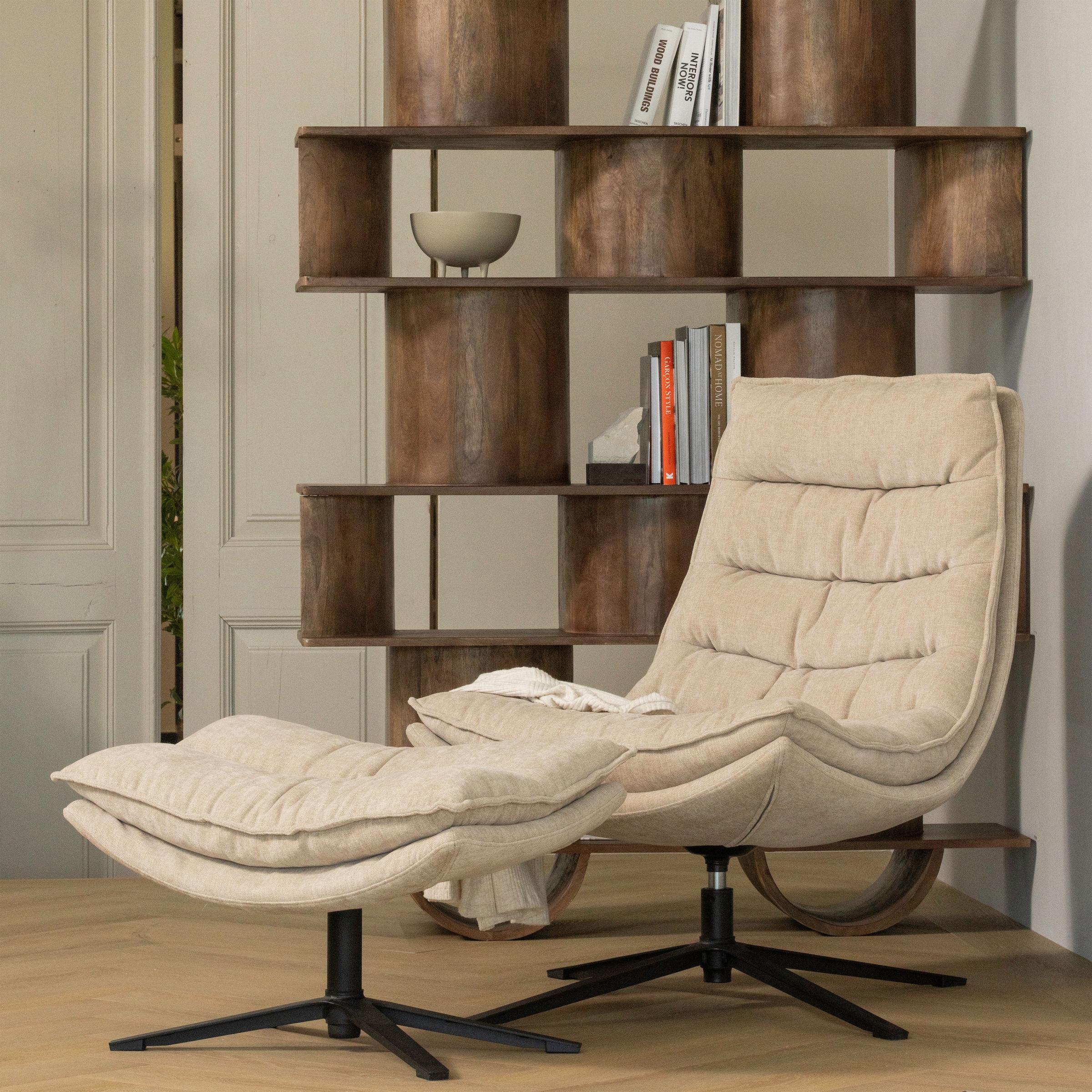 WOOOD Wandregal »Sinne mit Massivmangoholz und abgerundeten Fächern 130 x 35 x 180 cm« Abgerundete Beine, Tragkraft 36 kg, einfach zu montieren