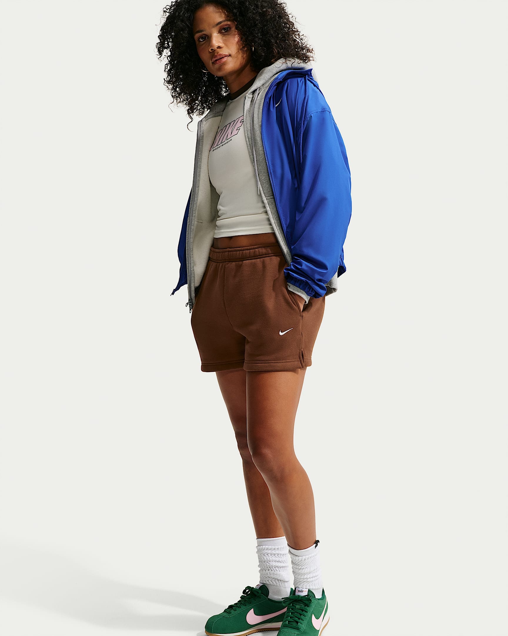 Nike Sportswear Shorts »W NK STDO FLC MW MR STD 4 SHRT«  mit Eingrifftaschen, ca. Mitte Oberschenkel lang, gerade Beinform