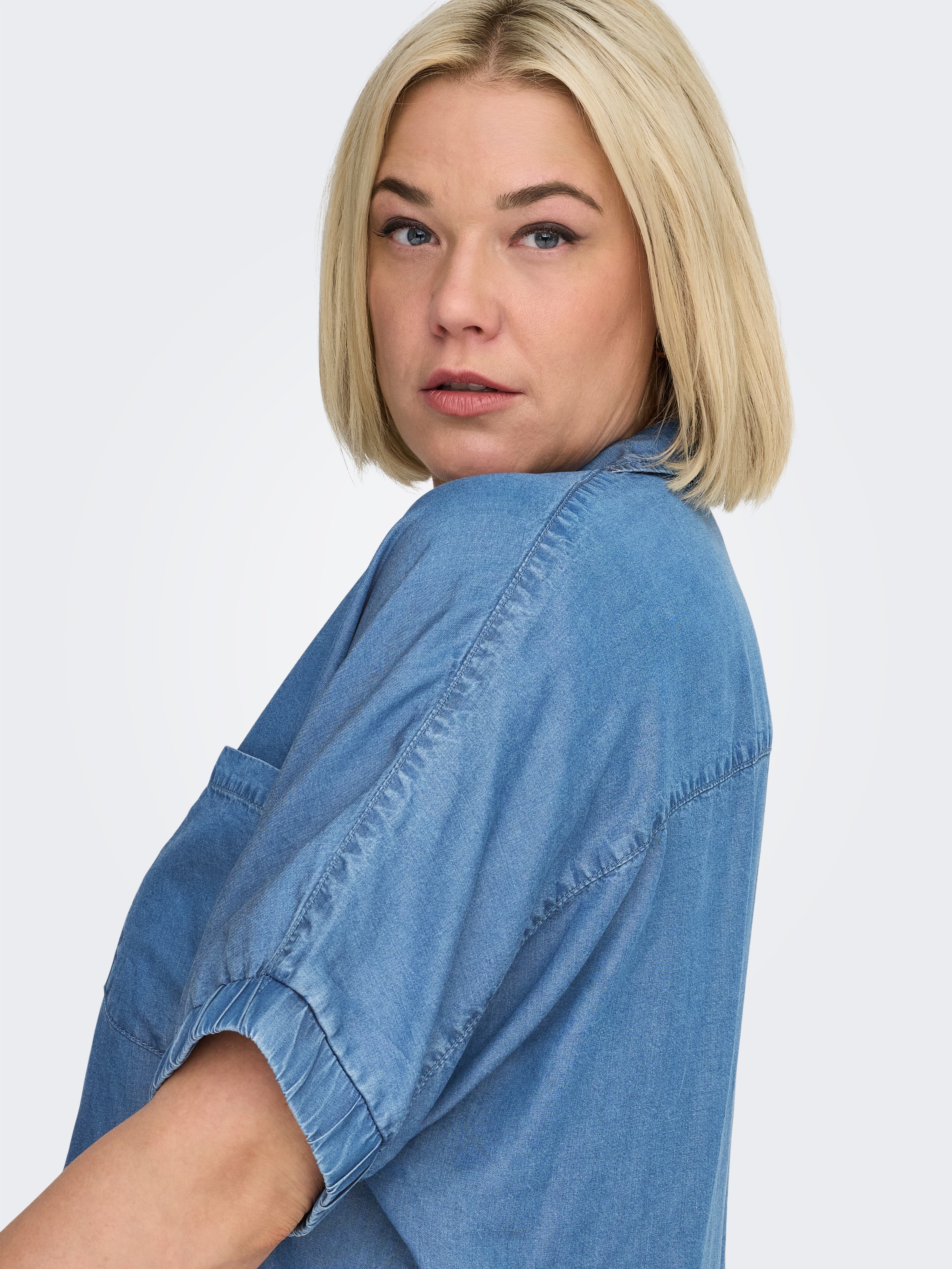 Jeansbluse ONLY CARMAKOMA "CARCHARIS LIFE CAP SLEEVE SHIRT PNT", Damen, Gr. 52, medium blau denim, Web, Obermaterial: 100% Lyocell, unifarben, normal, V-Ausschnitt, elastischer Bund, Blusen Jeansbluse, im Denim Look, loose fit, elastische Ärmelbündchen 2