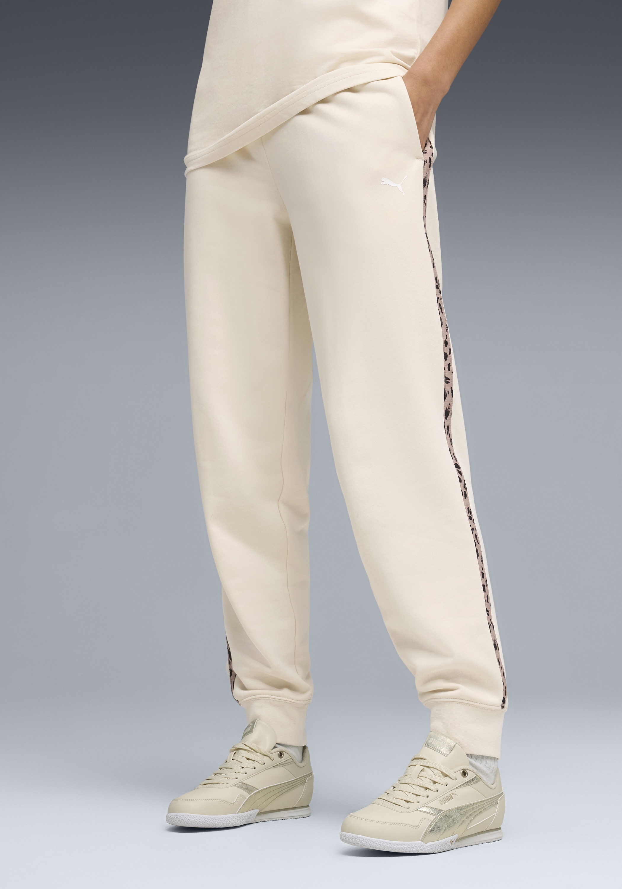 PUMA Trainingshose "ESS GRAPHIC ANIMAL COMFORT PANTS TR CL" mit Eingrifftaschen, sportlicher Stil, mit modernem Print