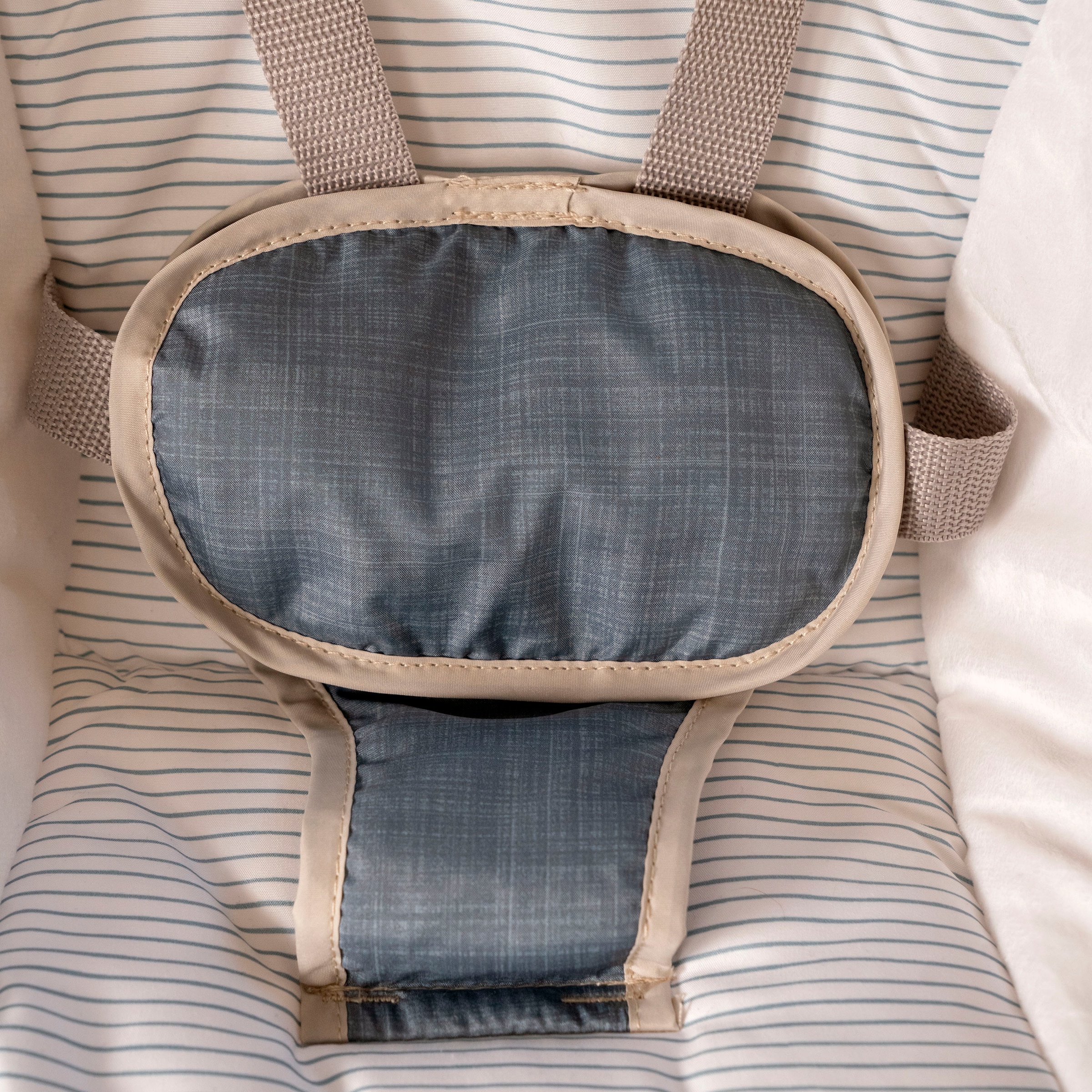 ingenuity Babywippe »Swing 'n Go Portable Swing™ - Chambray«, bis 9 kg, mit Melodien und Geräuschen