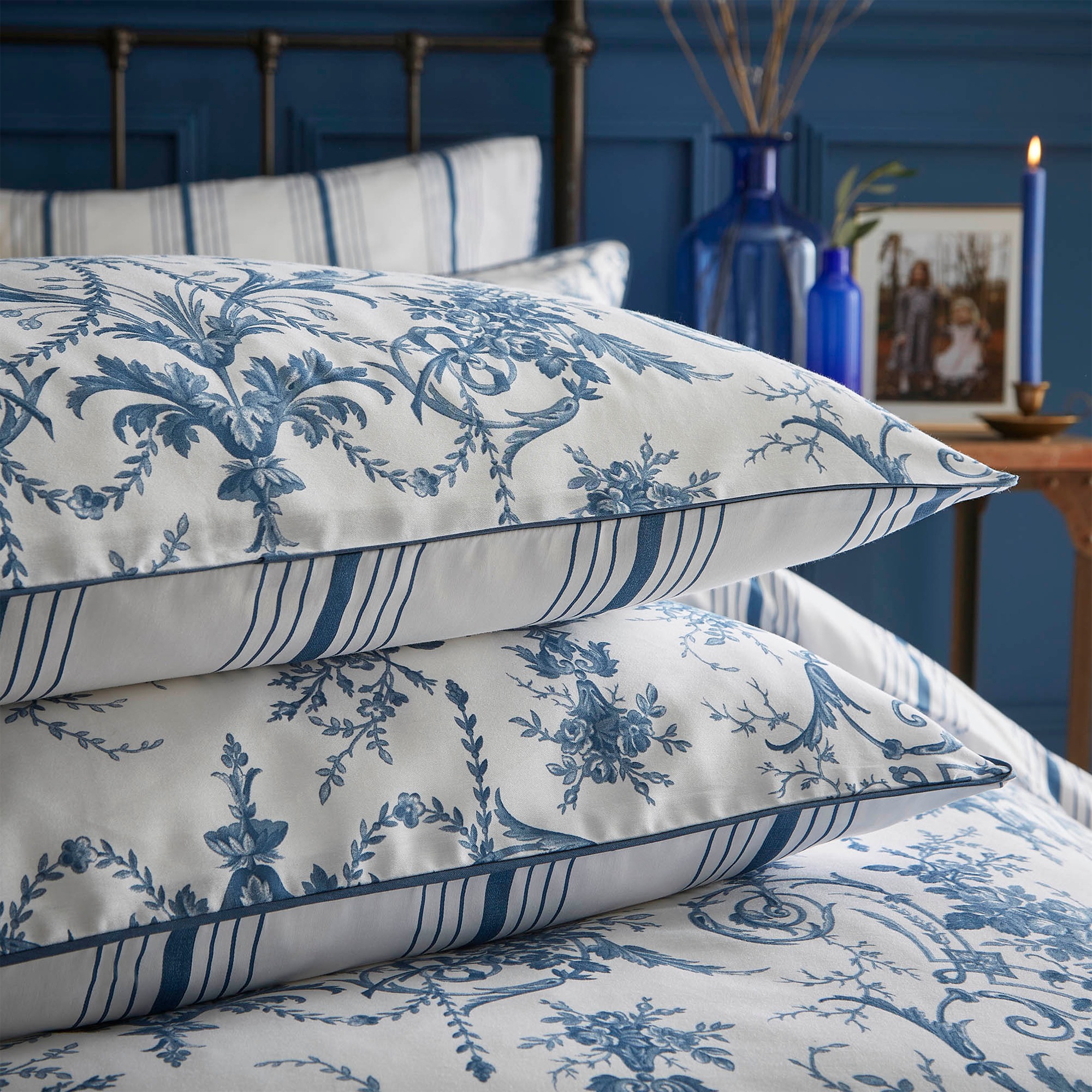 LAURA ASHLEY Wendebettwäsche »Tuileries Midnight« 3 tlg. Baumwoll-Satin, mit floralem Muster, inkl 2 Kissenbezüge