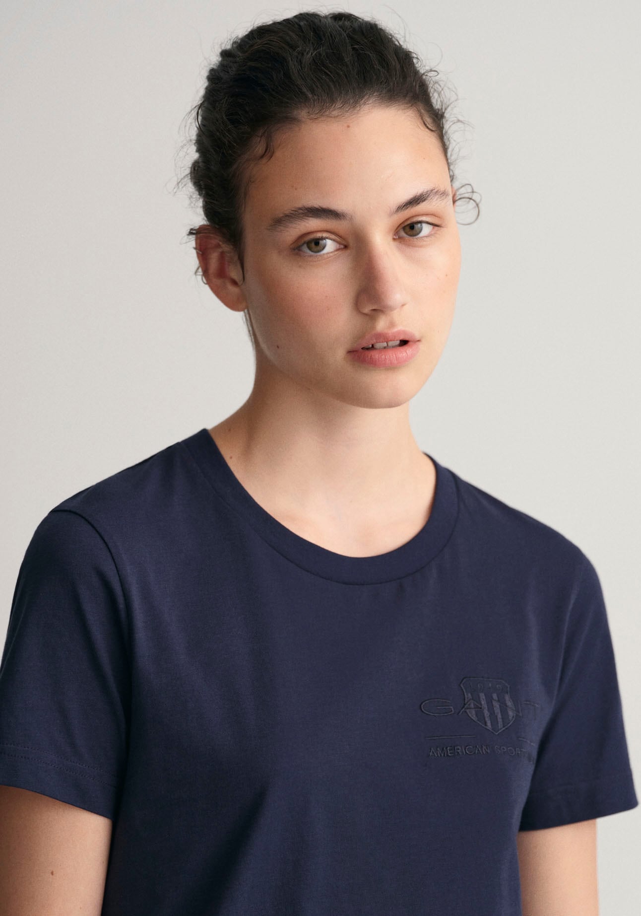 Gant T-Shirt Saumkanten BAUR T-SHIRT«, TONAL an bestellen den SHIELD | KA Zwillingsnähten »REG mit