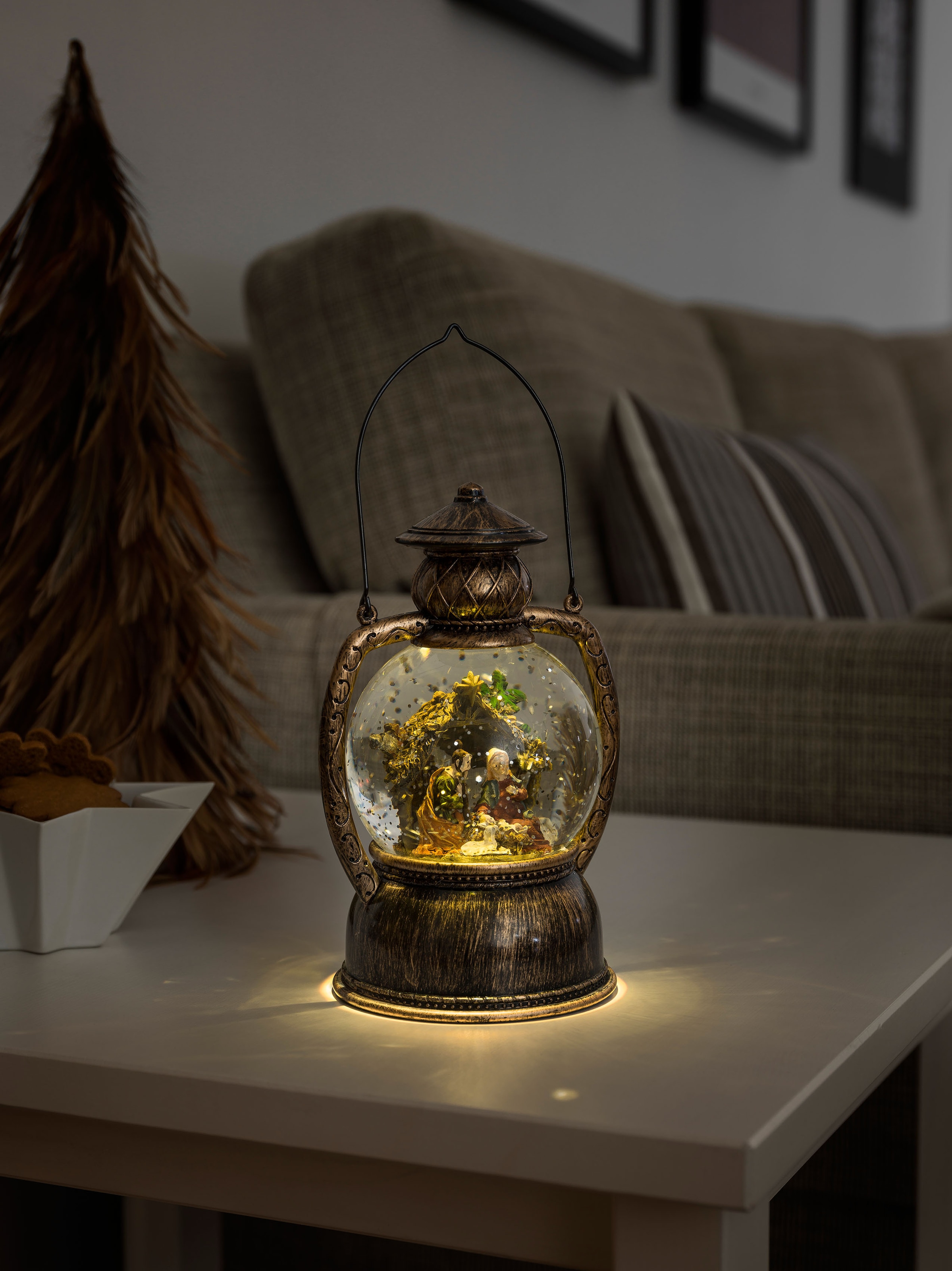 KONSTSMIDE LED Dekolicht »Weihnachtsdeko«, 1 flammig, LED Kugellaterne Weihnachtskrippe, wassergefüllt, batteriebetrieben