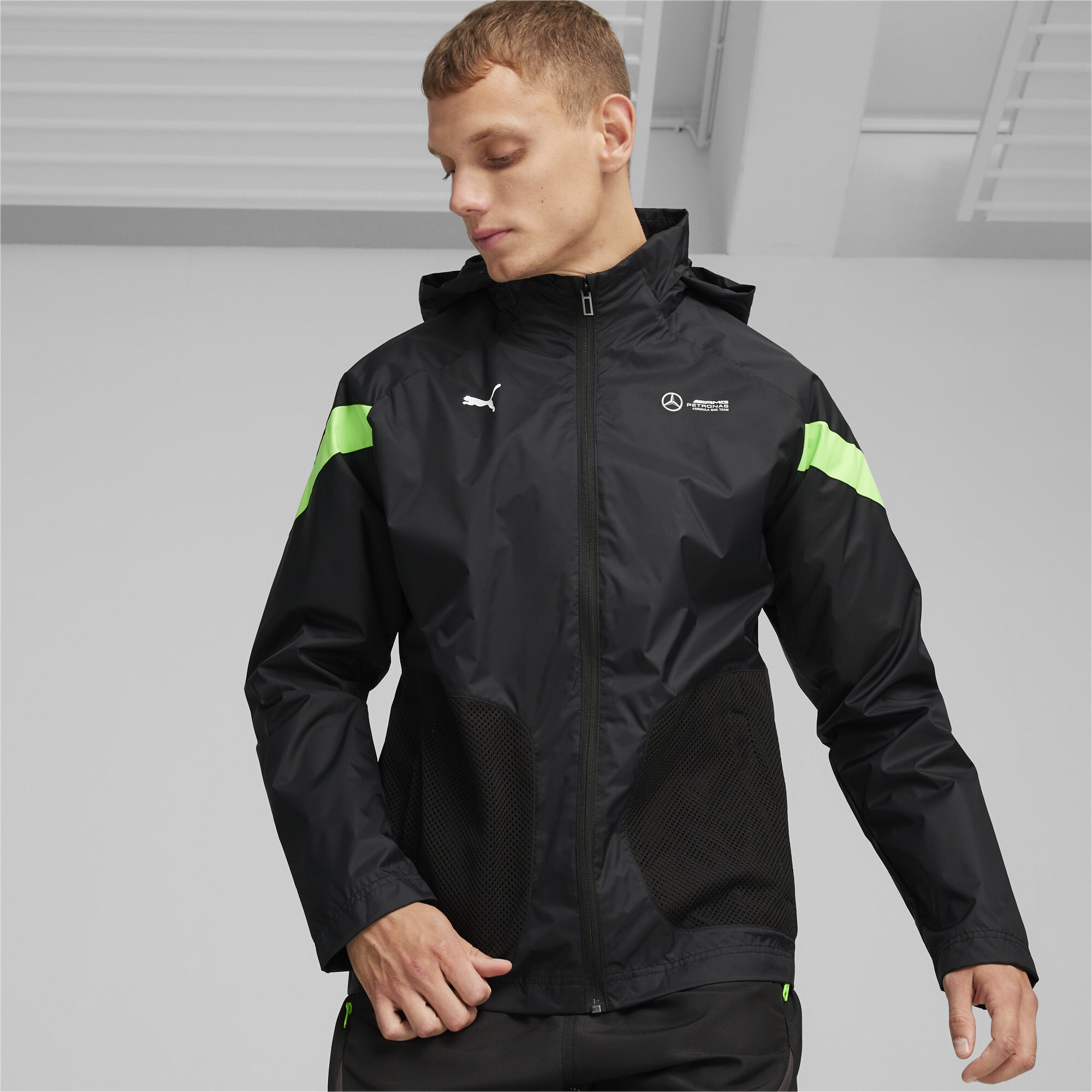 PUMA Trainingsjacke »Mercedes-AMG Petronas Motorsport Jacke aus Webstoff Herren«