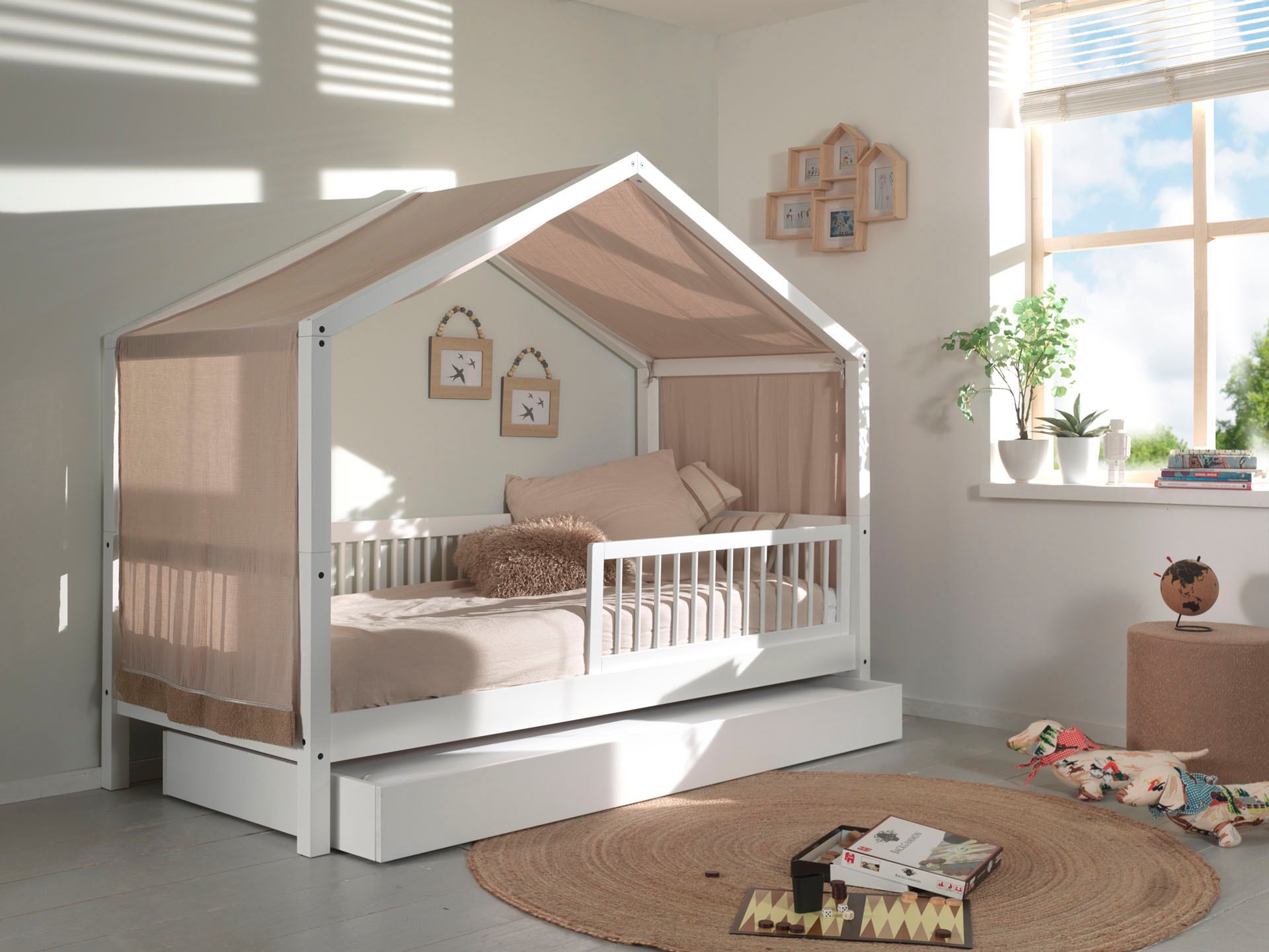 Home affaire Hausbett »Forrest 90/200 aus massiver Buche, weiß mit Rausfallschutz vorne«, inkl. Sprossenumrandung, m. Textilhimmel, mit und ohne Bettschublade