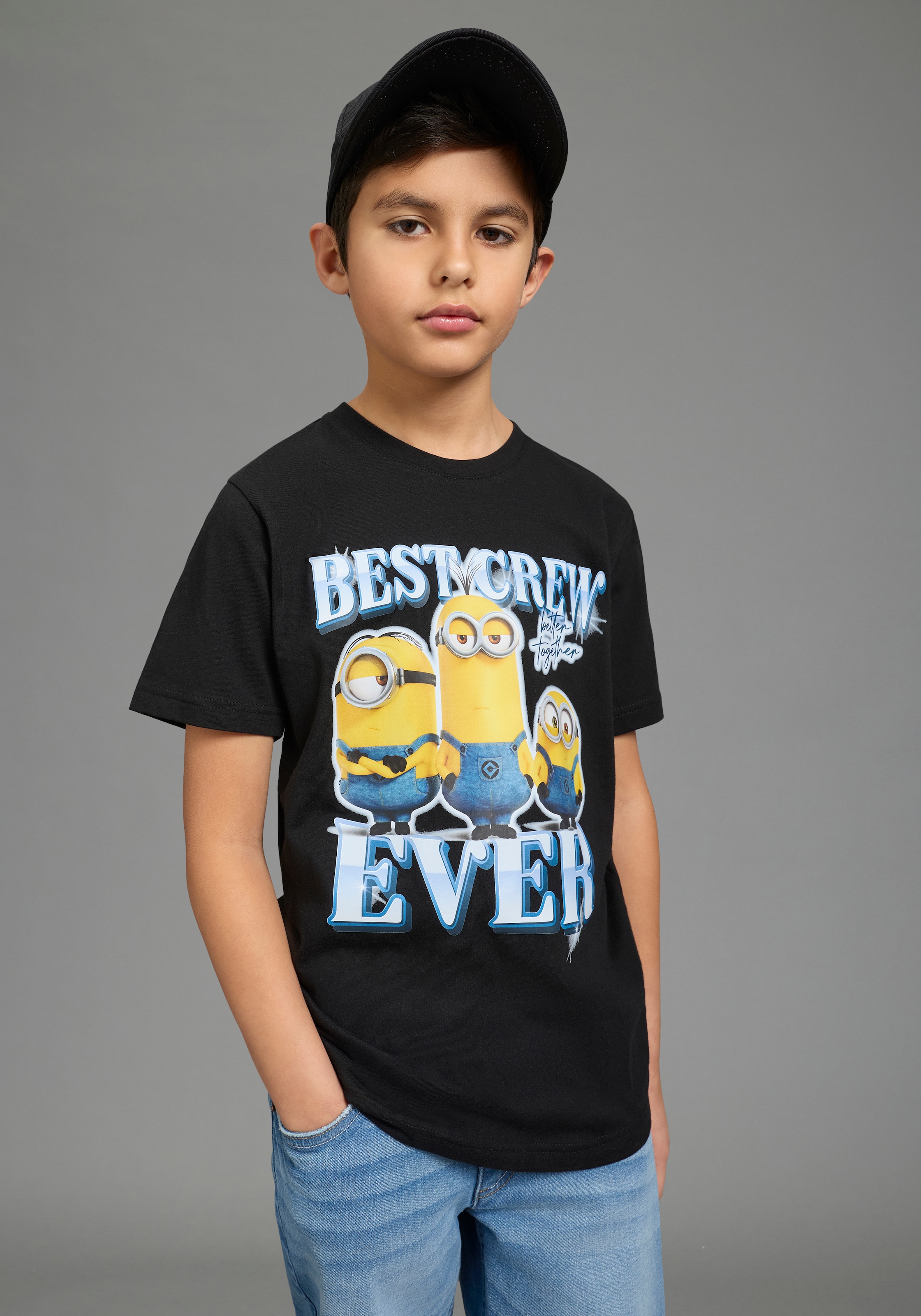 T-Shirt KIDSWORLD "MINIONS Shirt : BEST CREW EVER", Jungen, Gr. 128/134, schwarz, Single Jersey, Obermaterial: 100% Baumwolle, bedruckt, Basic normal, Rundhals, abgesteppte Kante, Shirts T-Shirt, Kurzarm, Rundhalsausschnitt, Basic Passform, aus Baumwolle