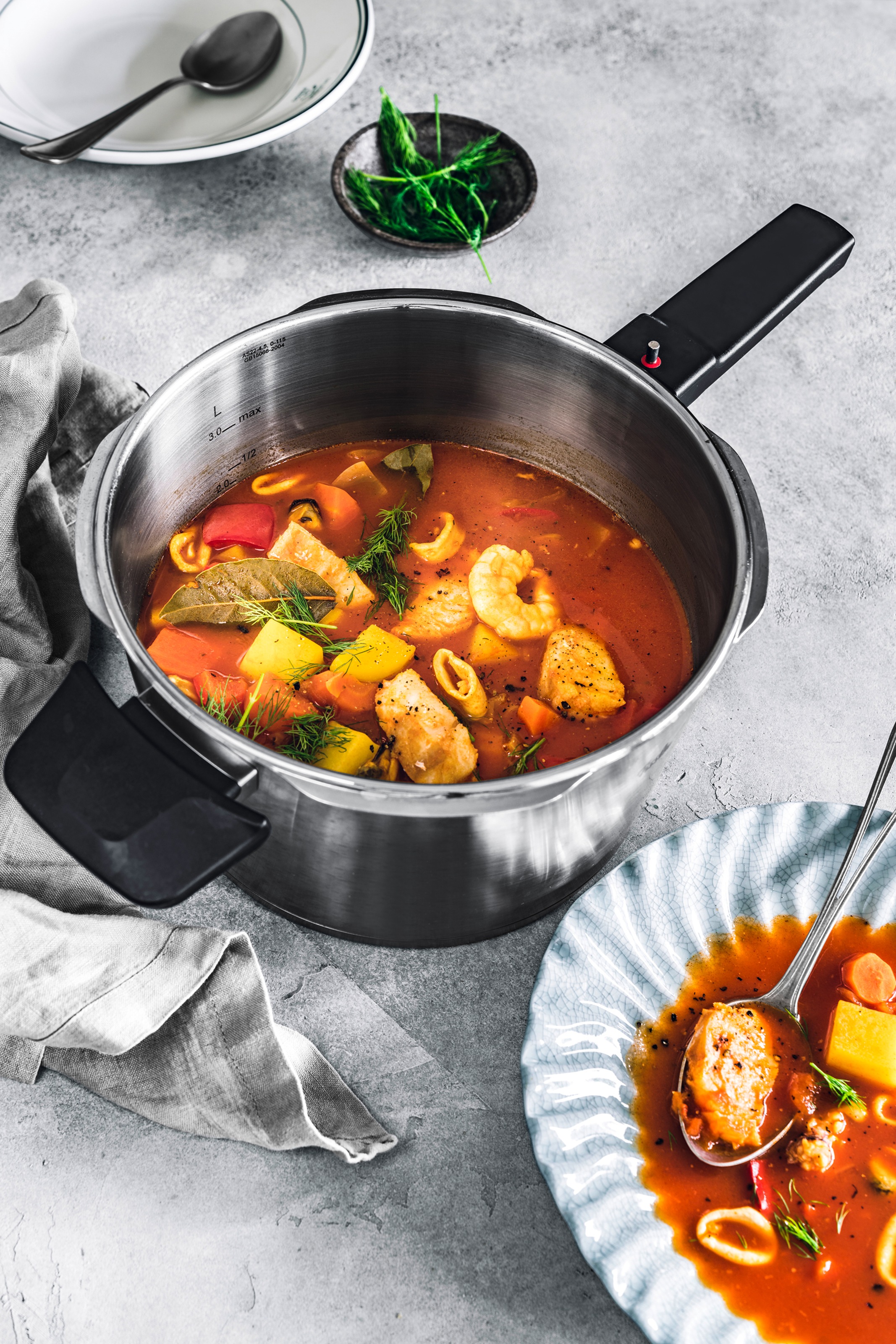 Fissler Schnellkochtopf »Vitaquick® Premium«, Edelstahl 18/10, (3 tlg.), Made in Germany, mit gelochtem Einsatz