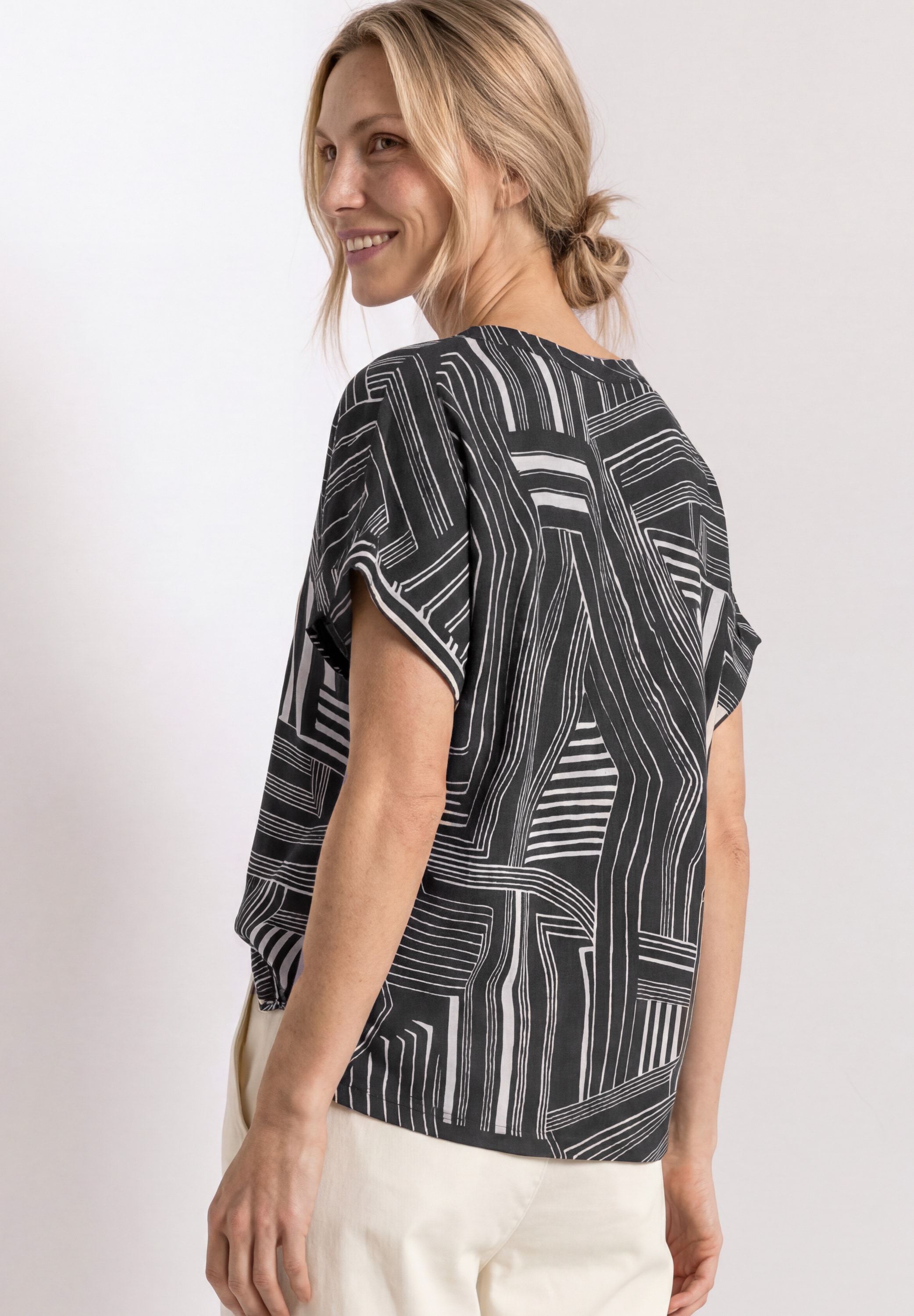 STREET ONE Kurzarmshirt Sommerbluse im Tunika-Look und mit grafischem Muster