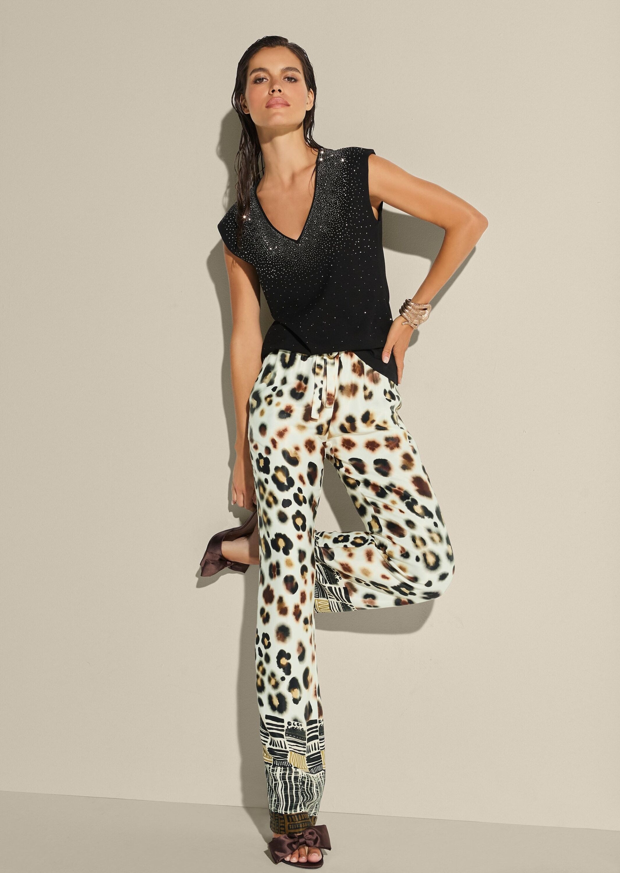 MADELEINE Kurzarmshirt »Shirt Elegantes Shirt mit V-Ausschnitt, ärmellos« Strass-Dekoration