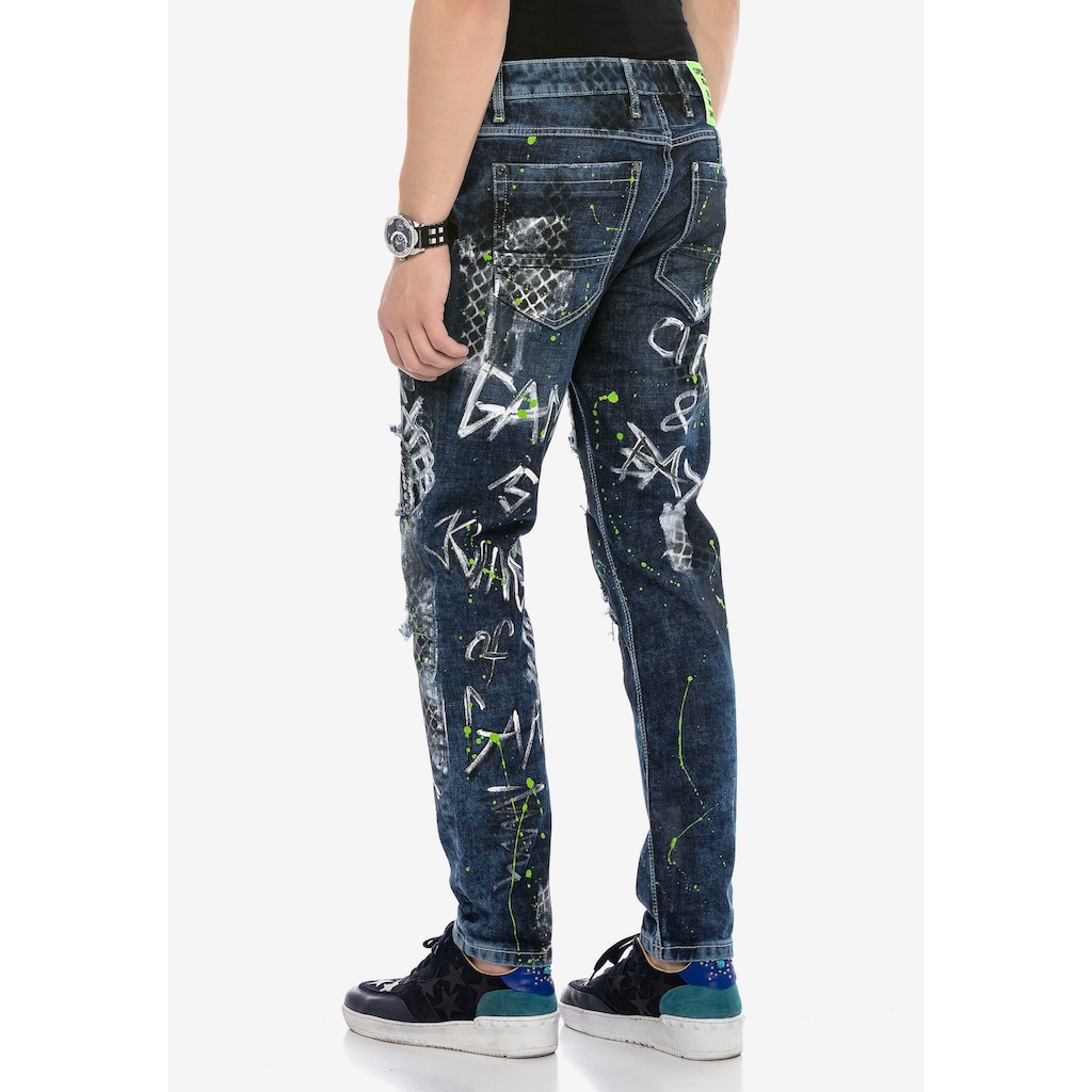 Cipo & Baxx Bequeme Jeans, mit Farbspritzern und Nieten