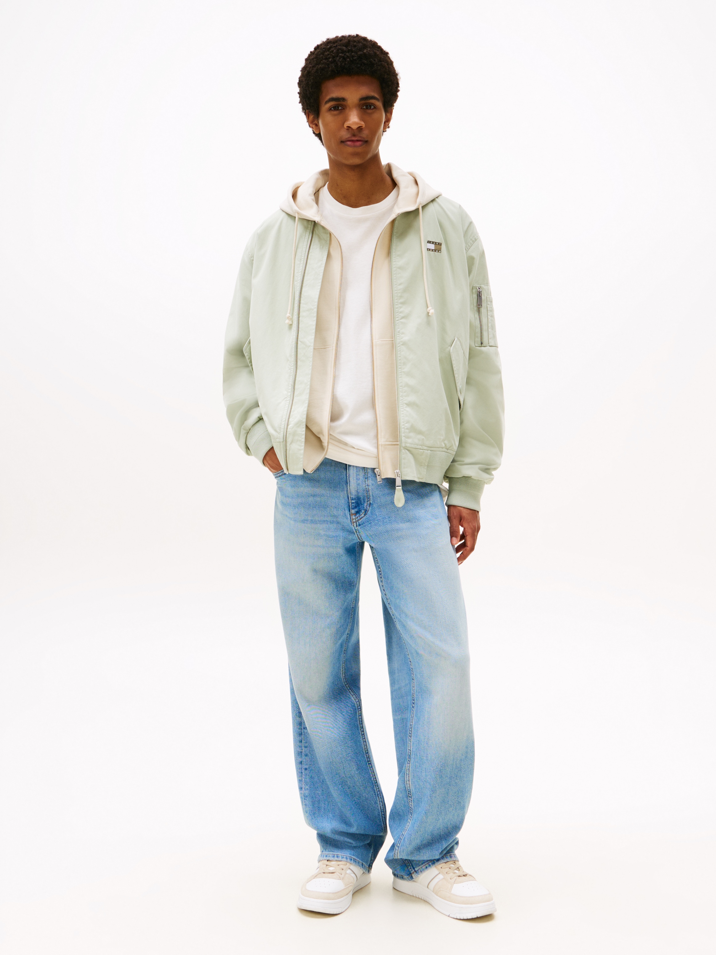 Tommy Jeans Bomberjacke »TJM COTTON BOMBER JACKET«, ohne Kapuze, Mit Rundhalsausschnitt