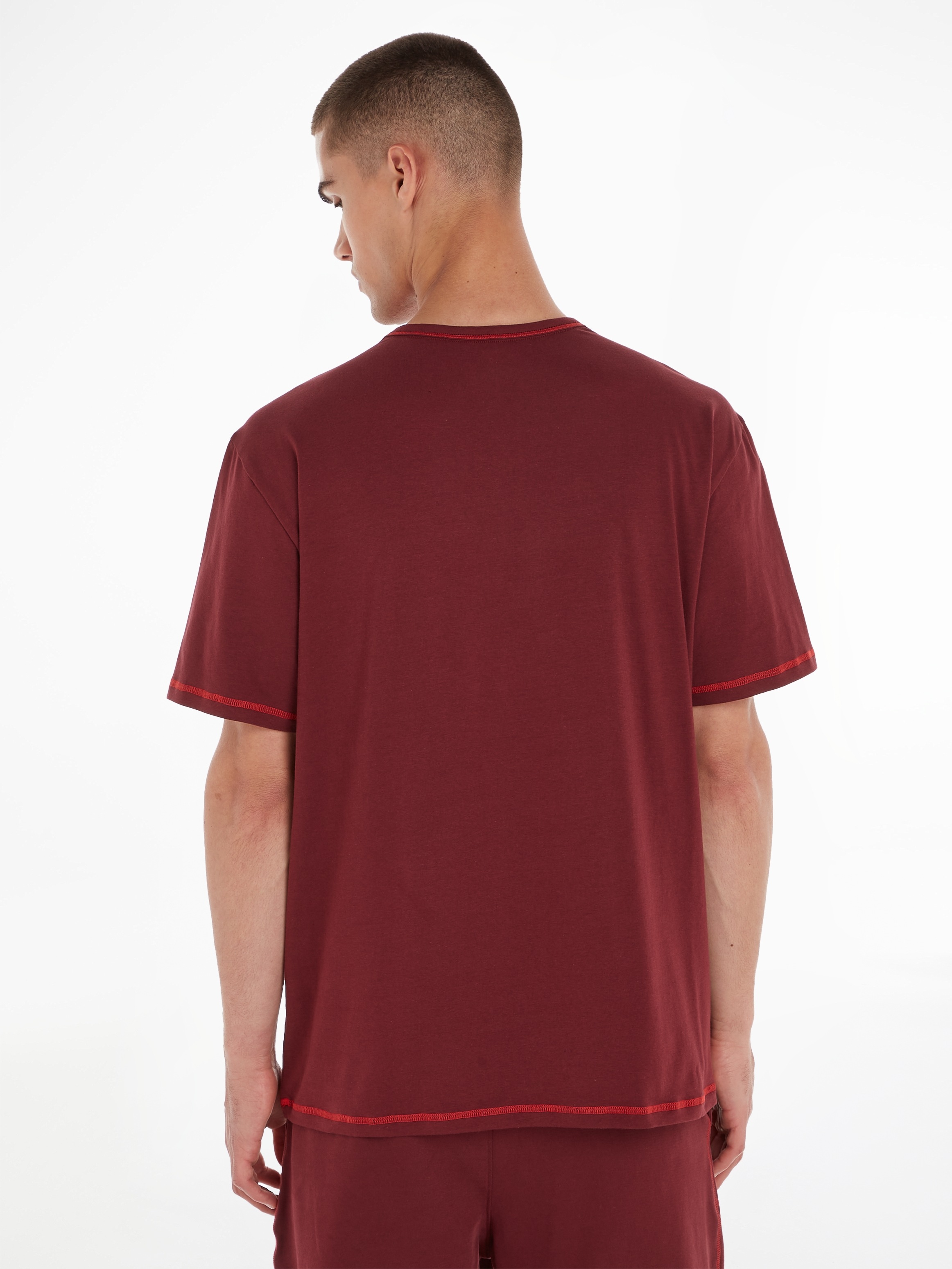 Calvin Klein T-Shirt CREW BAUR | NECK«, der Logodruck Brust bestellen »S/S auf mit ▷