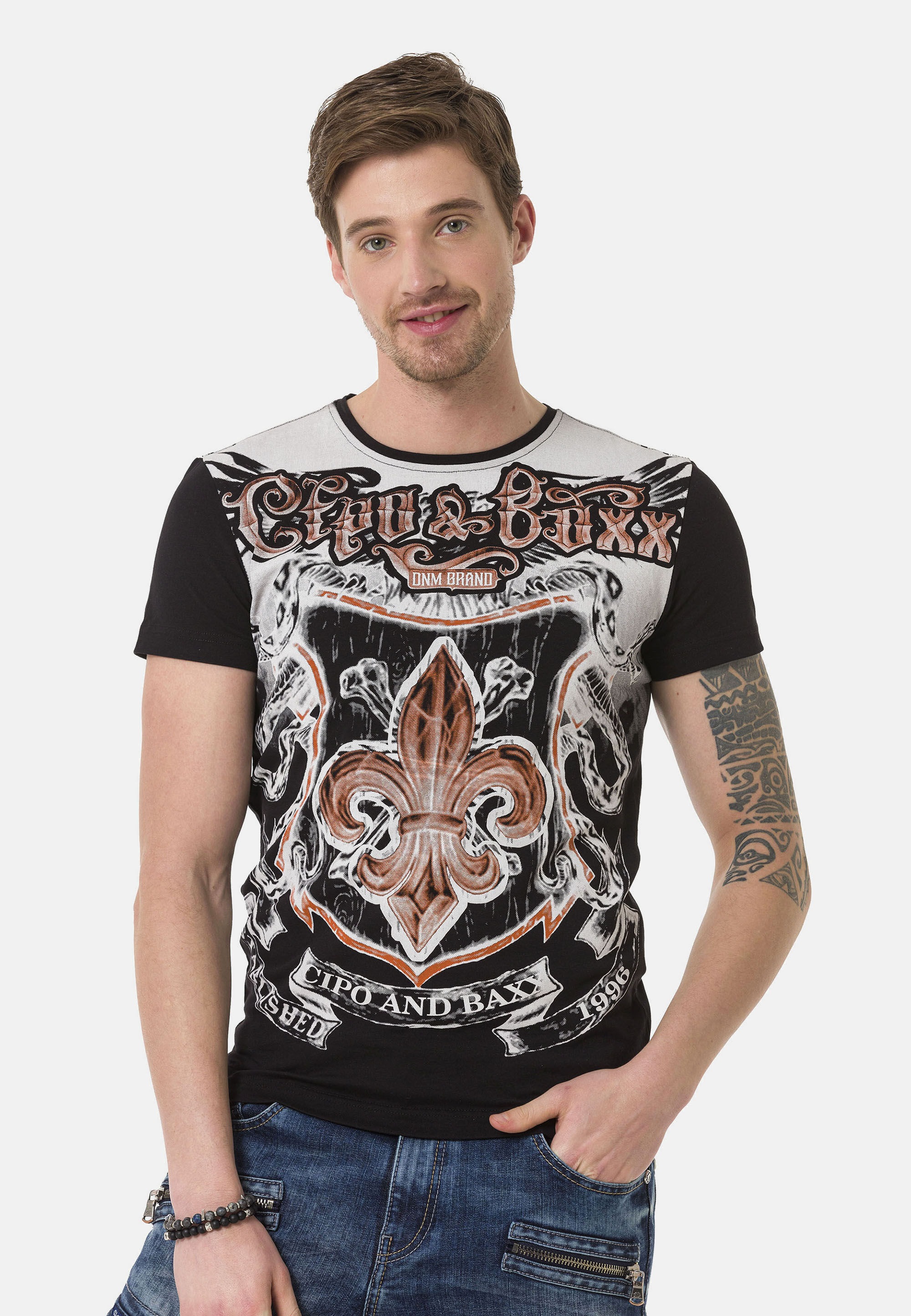 Cipo & Baxx T-Shirt »T-Shirt«, mit rockigen Wappen- und Flügelprints
