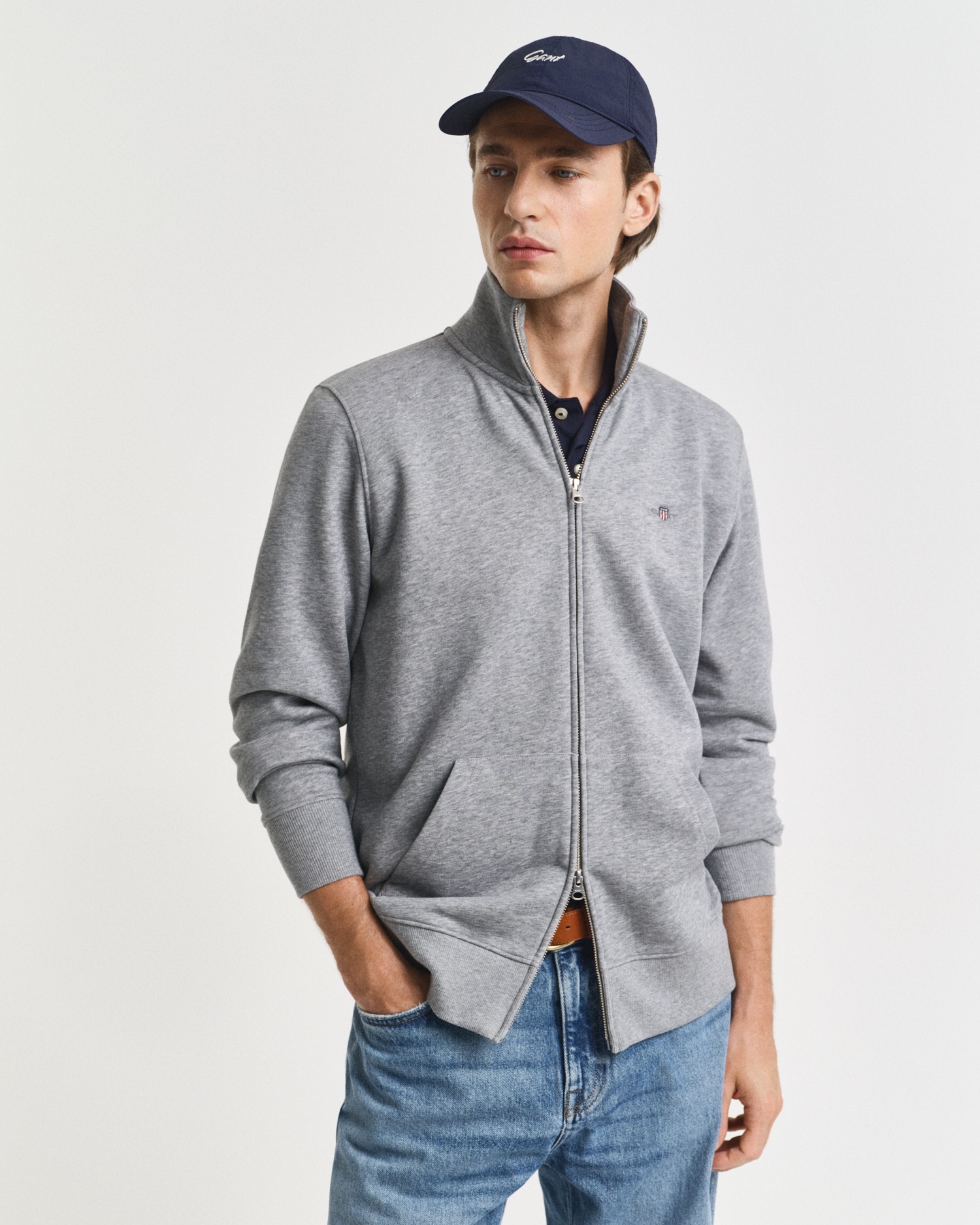 Gant Sweatjacke "REG SHIELD FULL ZIP SWEAT", mit Logostickerei auf der Brus günstig online kaufen