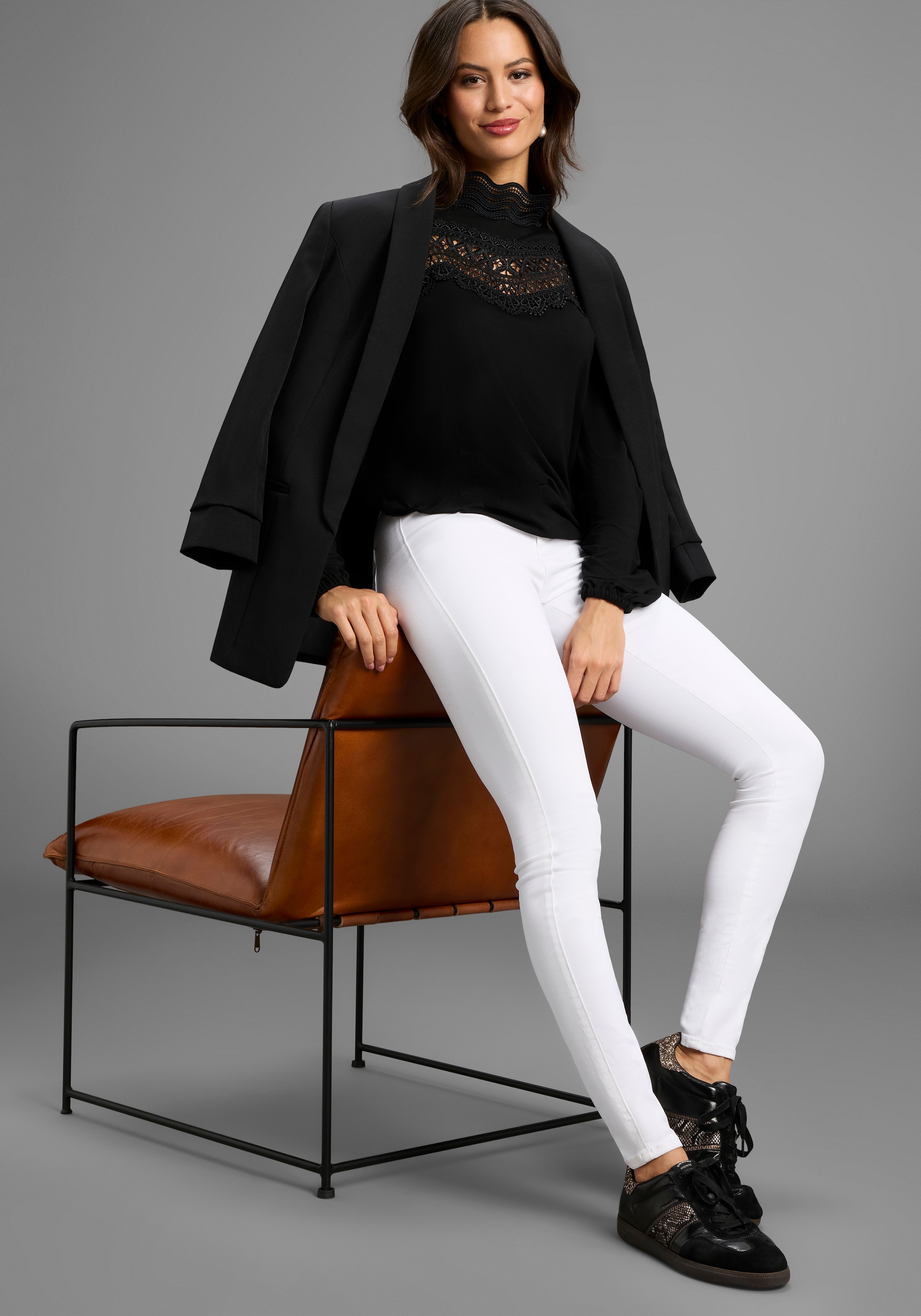 Laura Scott Longsleeve, figurumspielend, mit Spitze - NEUE KOLLEKTION
