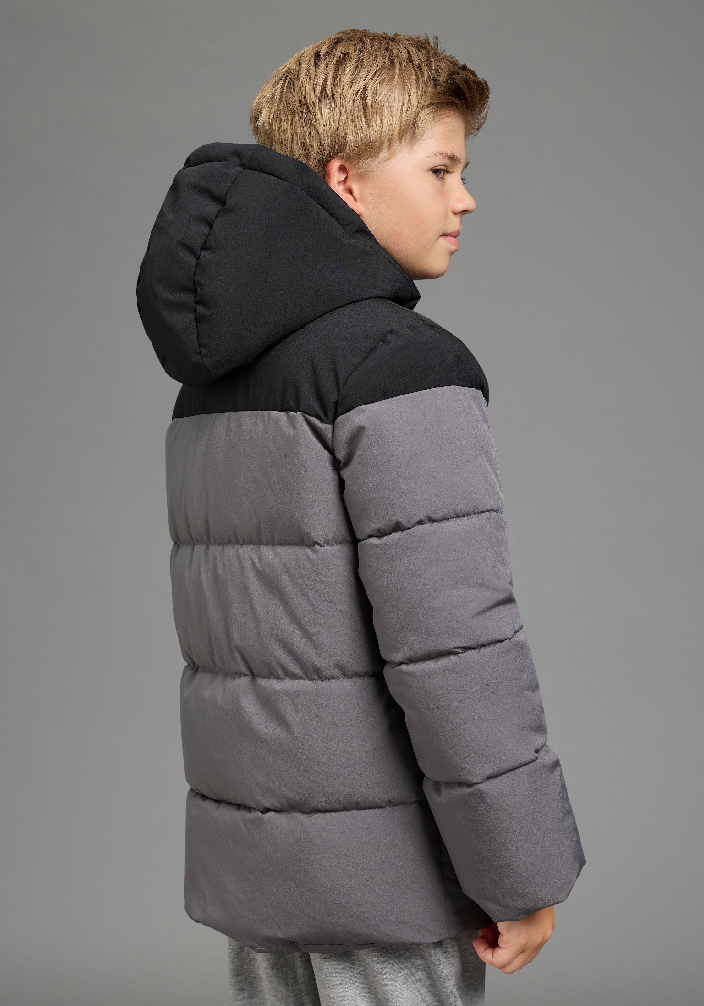 KangaROOS Outdoorjacke »Winterjacke von KangaROOS mit kontrastfarbigen Einsatz« mit Kapuze Warme Jacke mit Fleece-Innenfutter und gefütterter Kapuzenfütterung