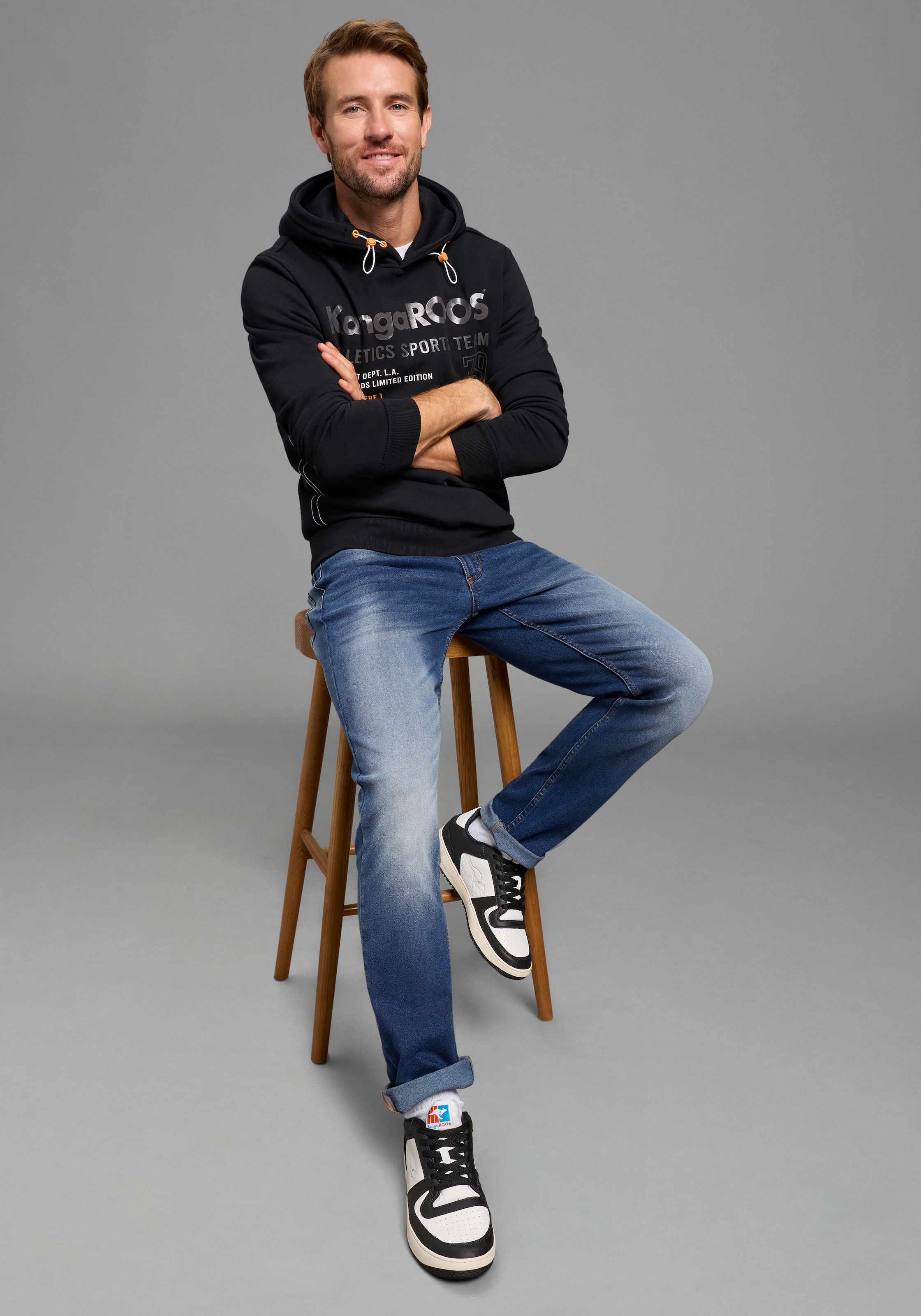 KangaROOS Kapuzensweatshirt , mit regulierbarem Elastikband an der Kapuze, schmale Passform
