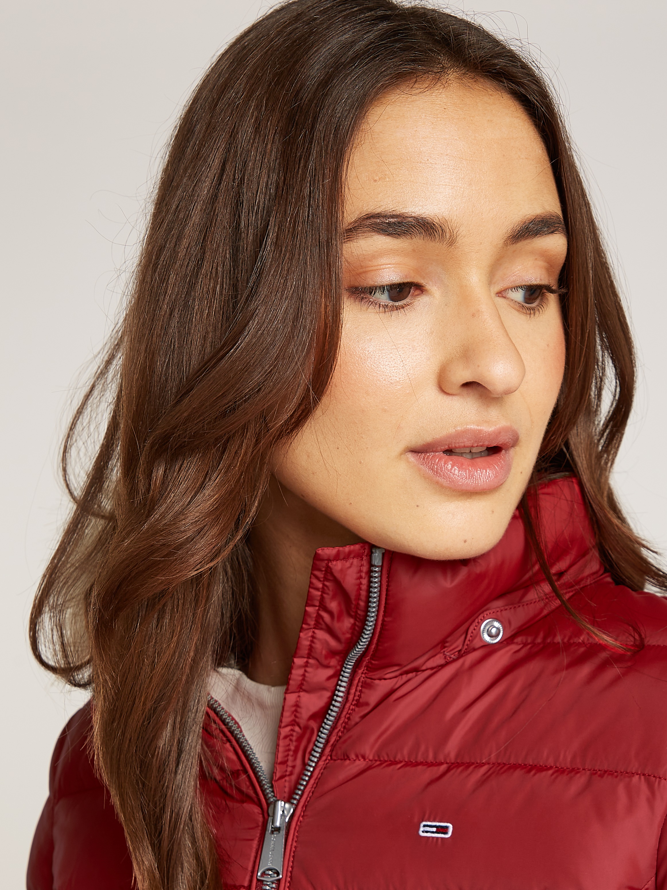 Thumbnail - Tommy Jeans Steppjacke "TJW BASIC HOODED DOWN JACKET EXT" mit Kapuze mit Logostickerei