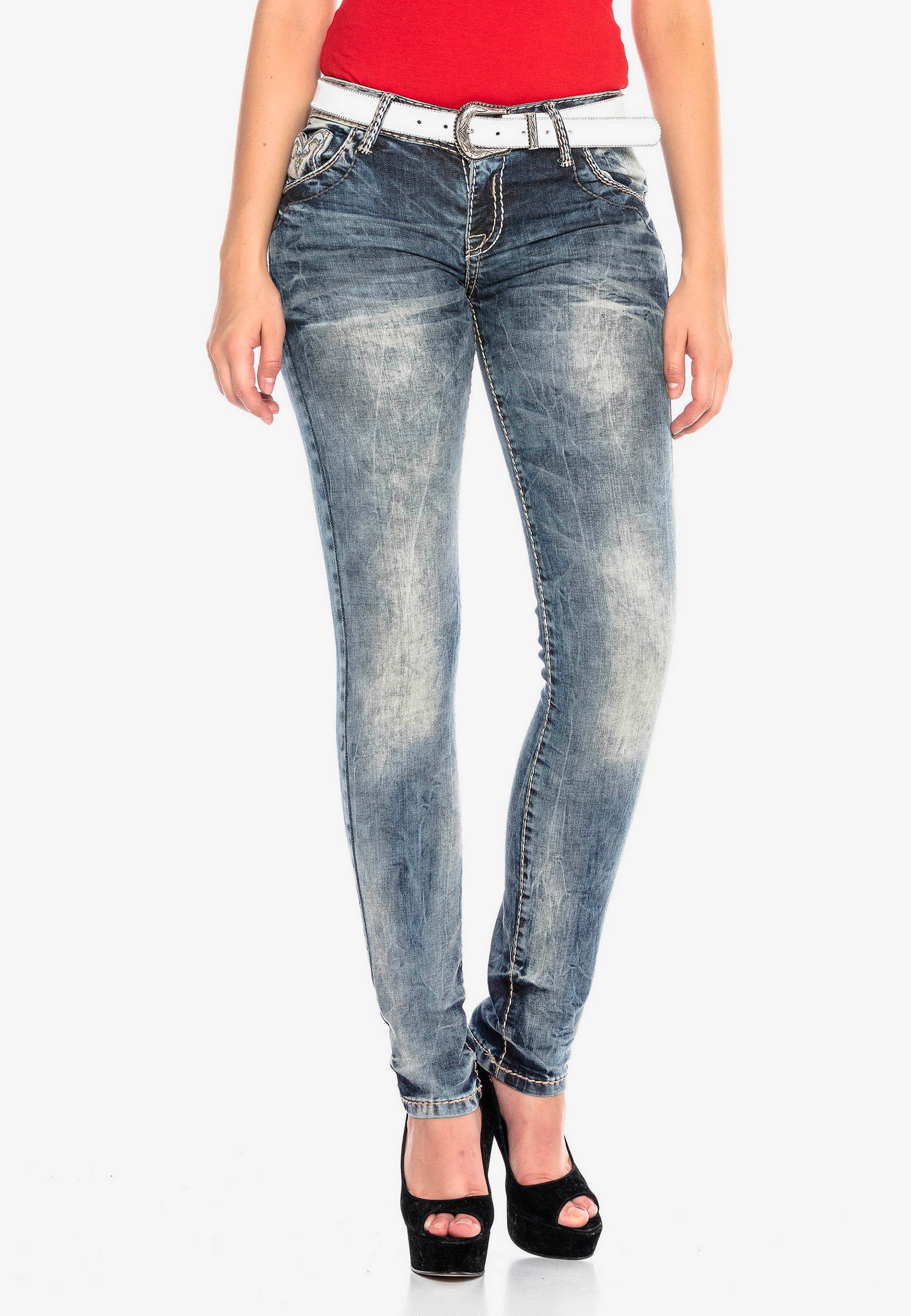 Cipo & Baxx Bequeme Jeans, mit bestickten Knopfverschluss-Taschen in Skinny-Fit