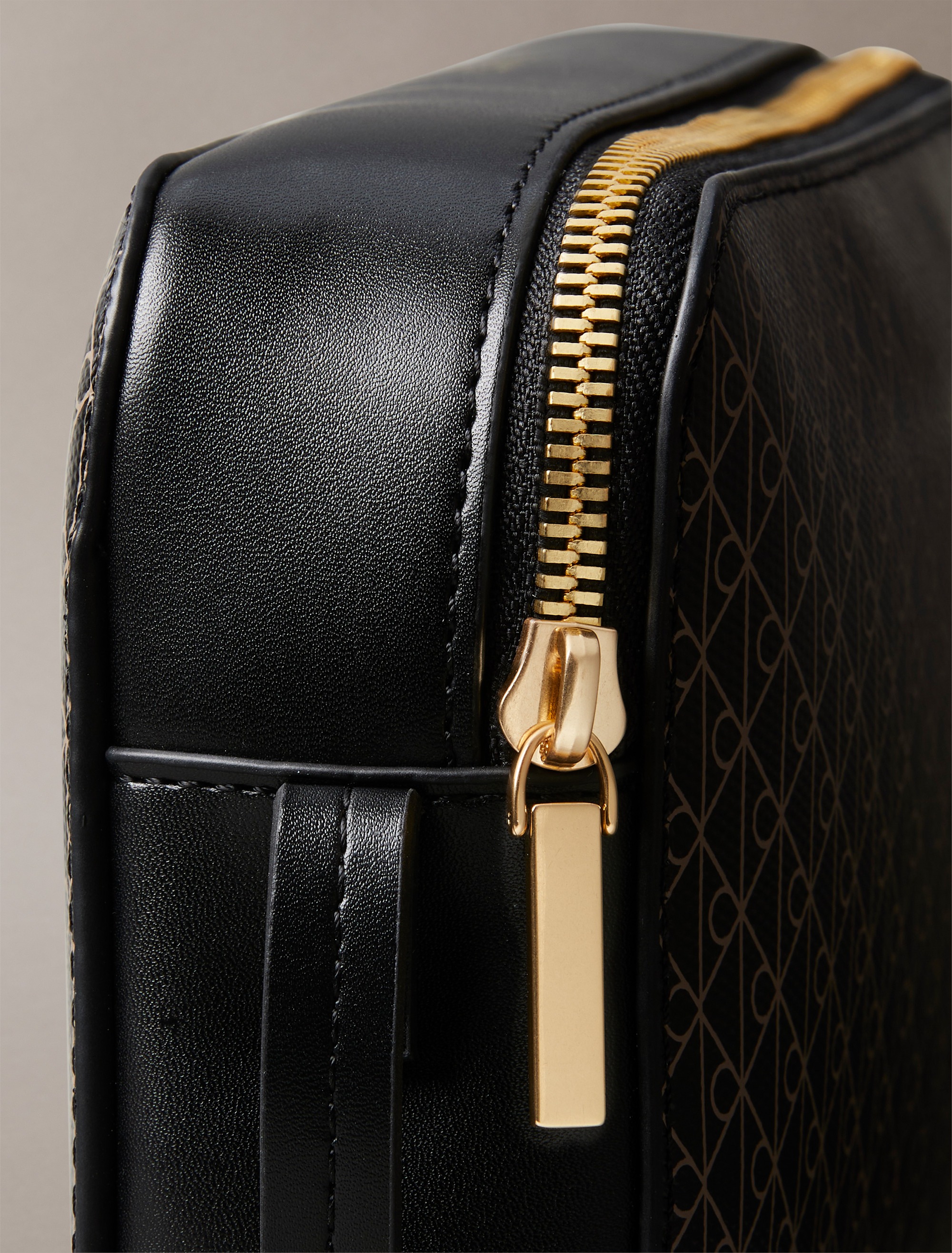 Calvin Klein Mini Bag »AOP ELONGATED CAMERA BAG«, kleine Damen-Umhängetasche, Schultertasche mit Monogramm-Print