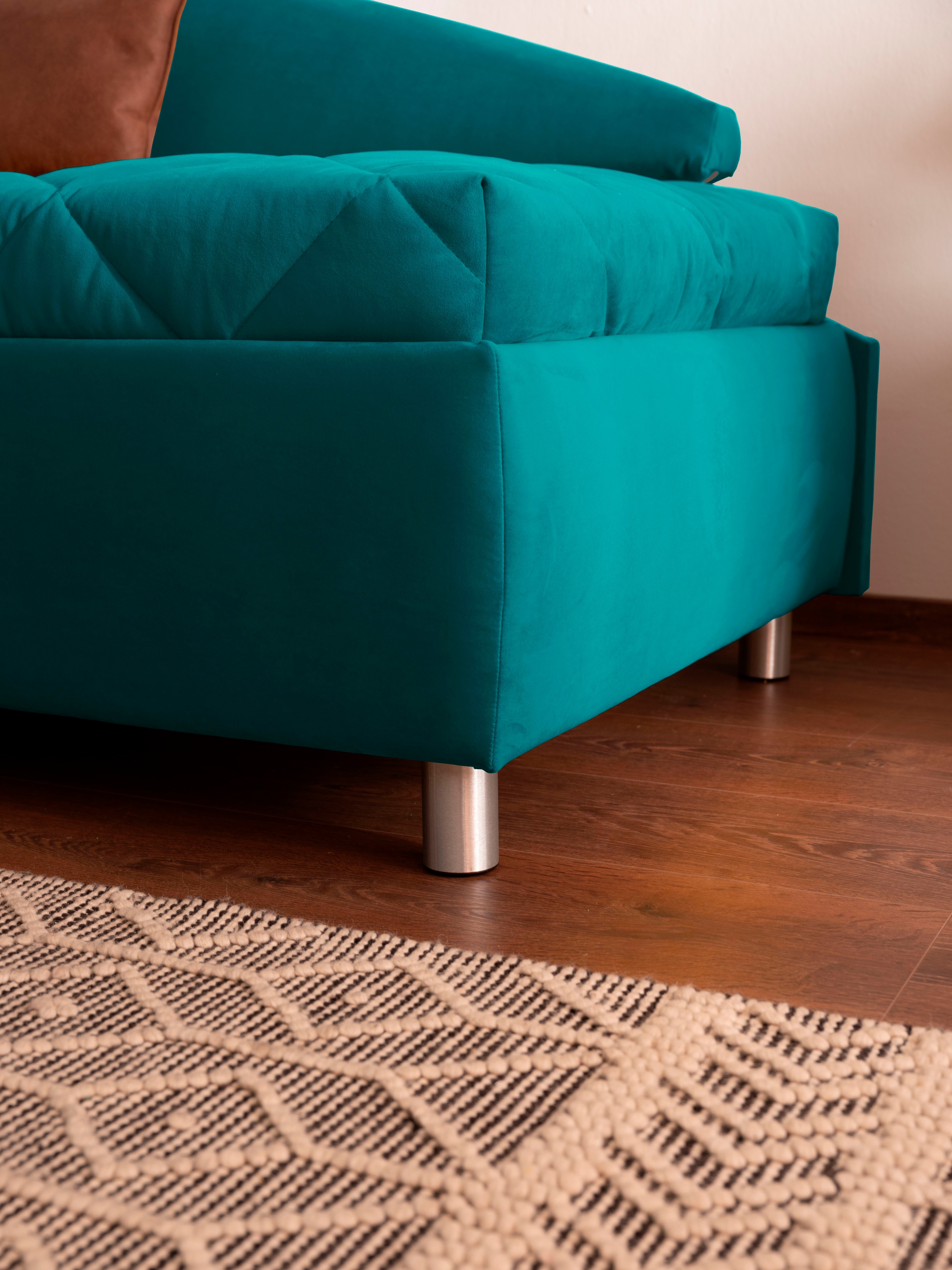alina Schlafsofa, Bettkasten, Zierkissen-Set aus: 2 Stk. 40x40cm, 1 Stk. 30x30cm