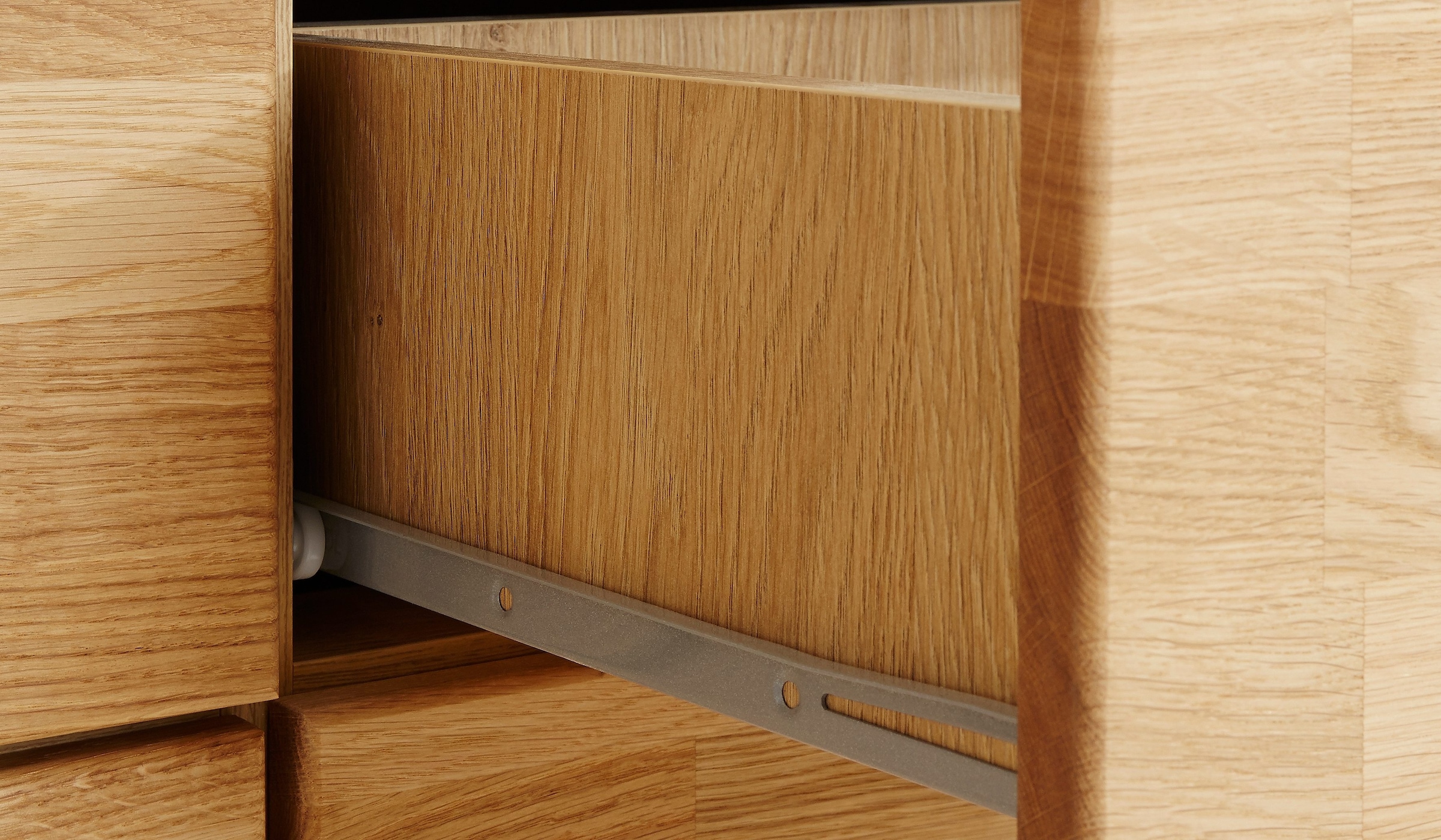 Home affaire Sideboard »Trondheim,200 cm breit,42 cm tief, Fronten Holzmassiv, Metallgriffe«, Korpus aus Holzwerkstoff,4 Türen, 4 Schubladen, insgesamt 8 Fächer