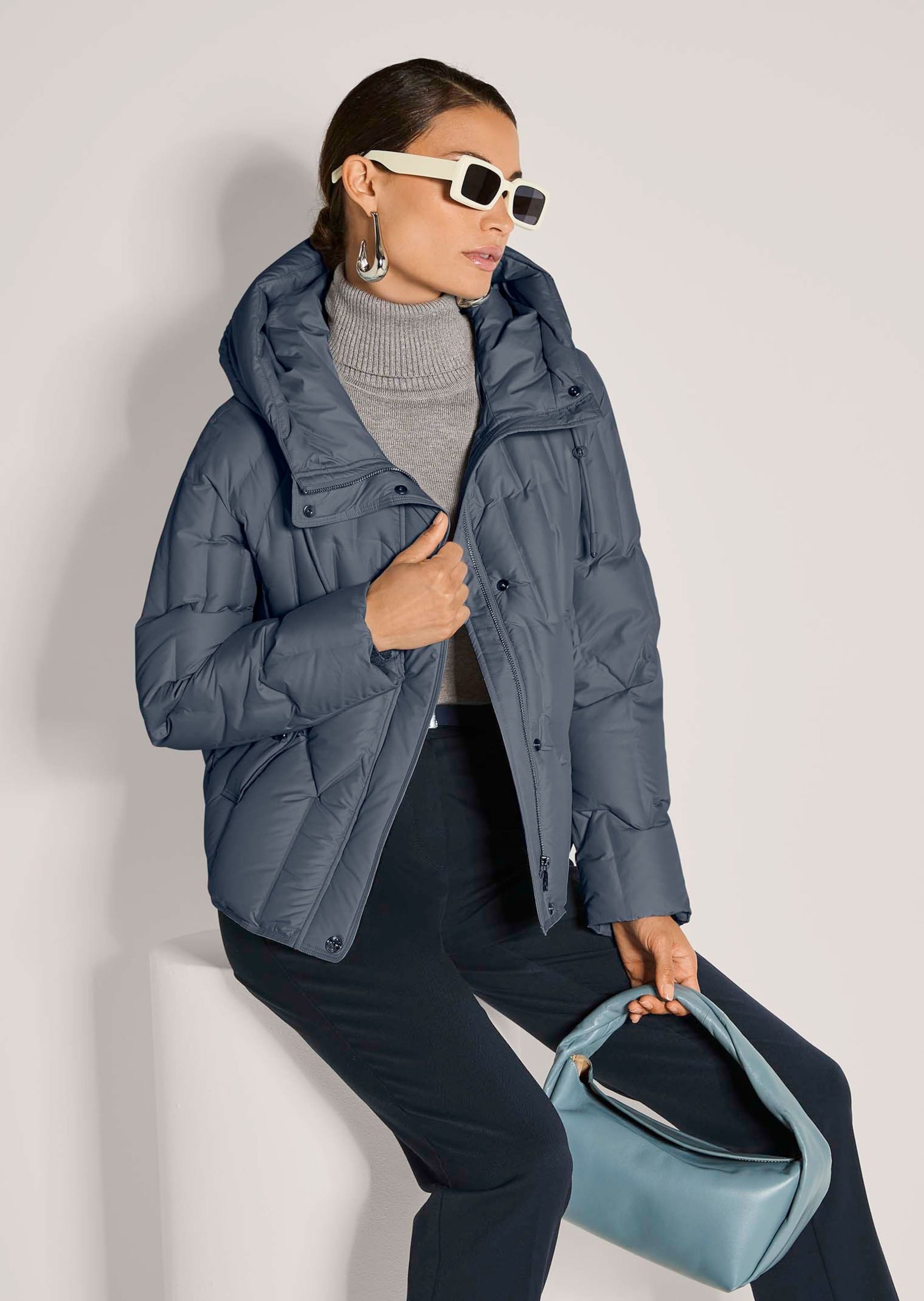 MADELEINE Kurzjacke »Steppjacke Elegante Winterjacke mit Daunenfüllung« Kaputze mit Zugband