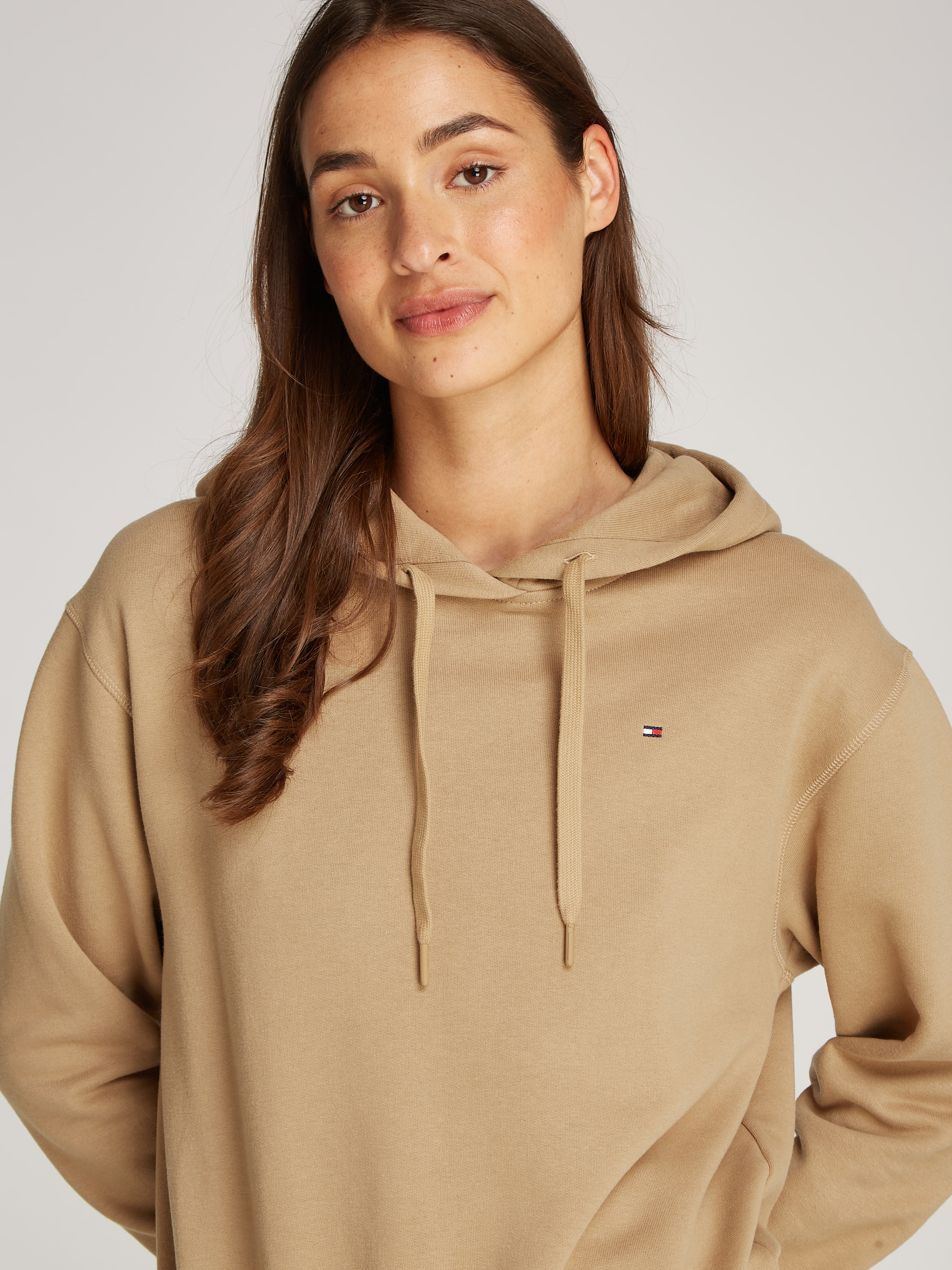 Tommy Hilfiger Kapuzensweatshirt »FLAG ON CHEST MDRN HOODIE«, mit Logo-Flag auf der Brust