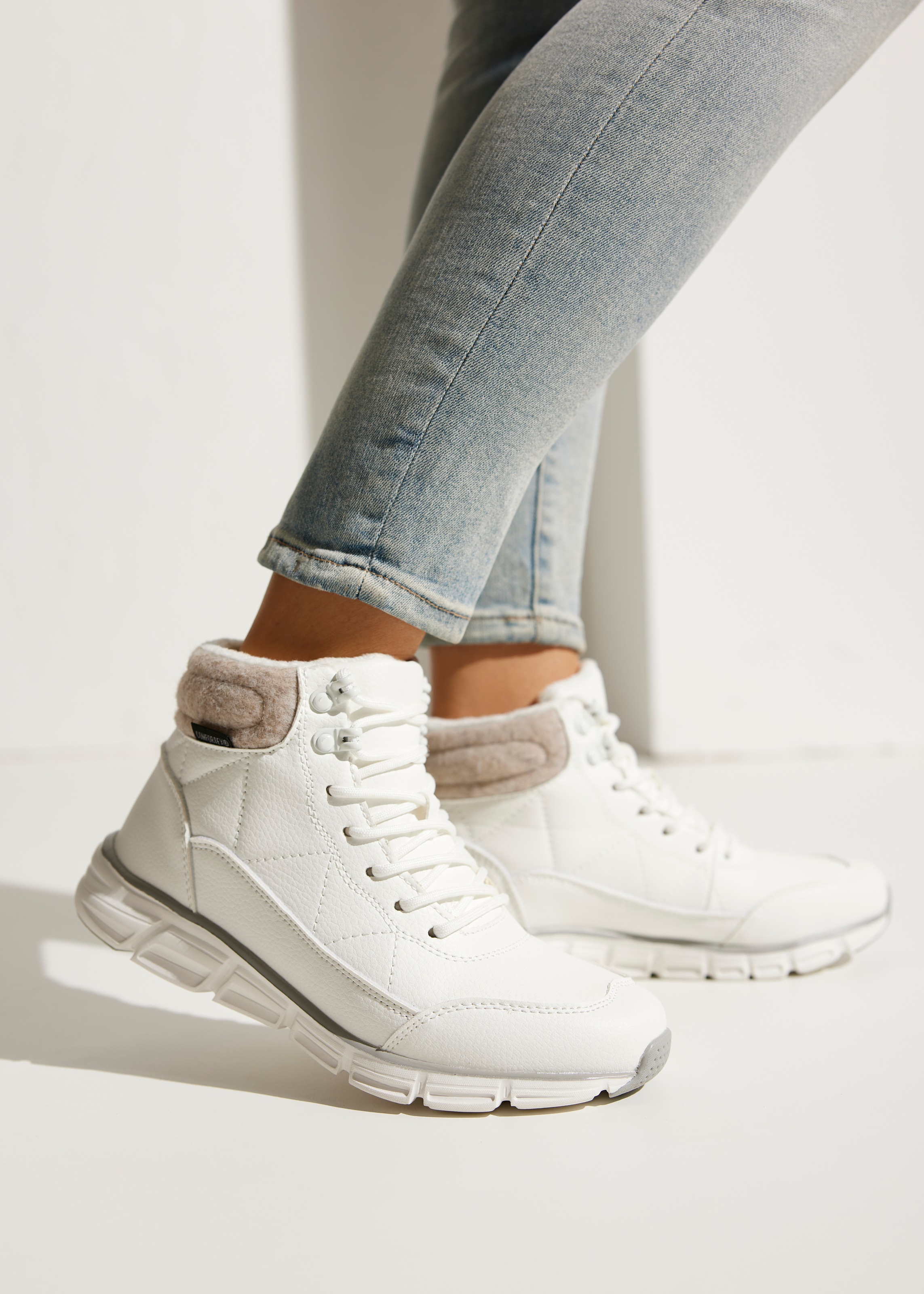 LASCANA Stiefelette "Outdoorstiefelette, Schnürschuh, Boots" mit wasserabwe günstig online kaufen