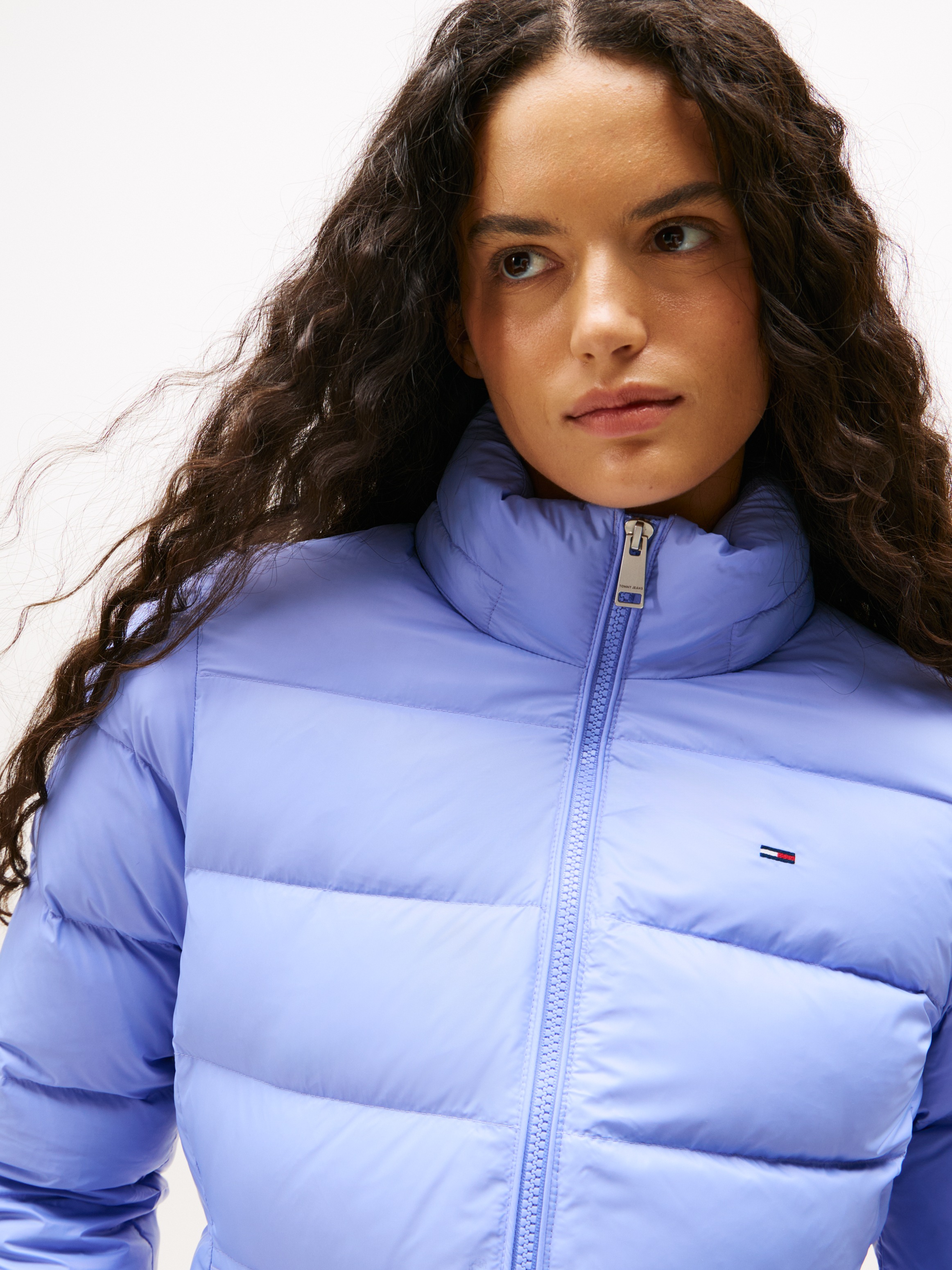 Tommy Jeans "TJW BASIC HOODED DOWN JACKET EXT" mit Kapuze mit Logostickerei günstig online kaufen