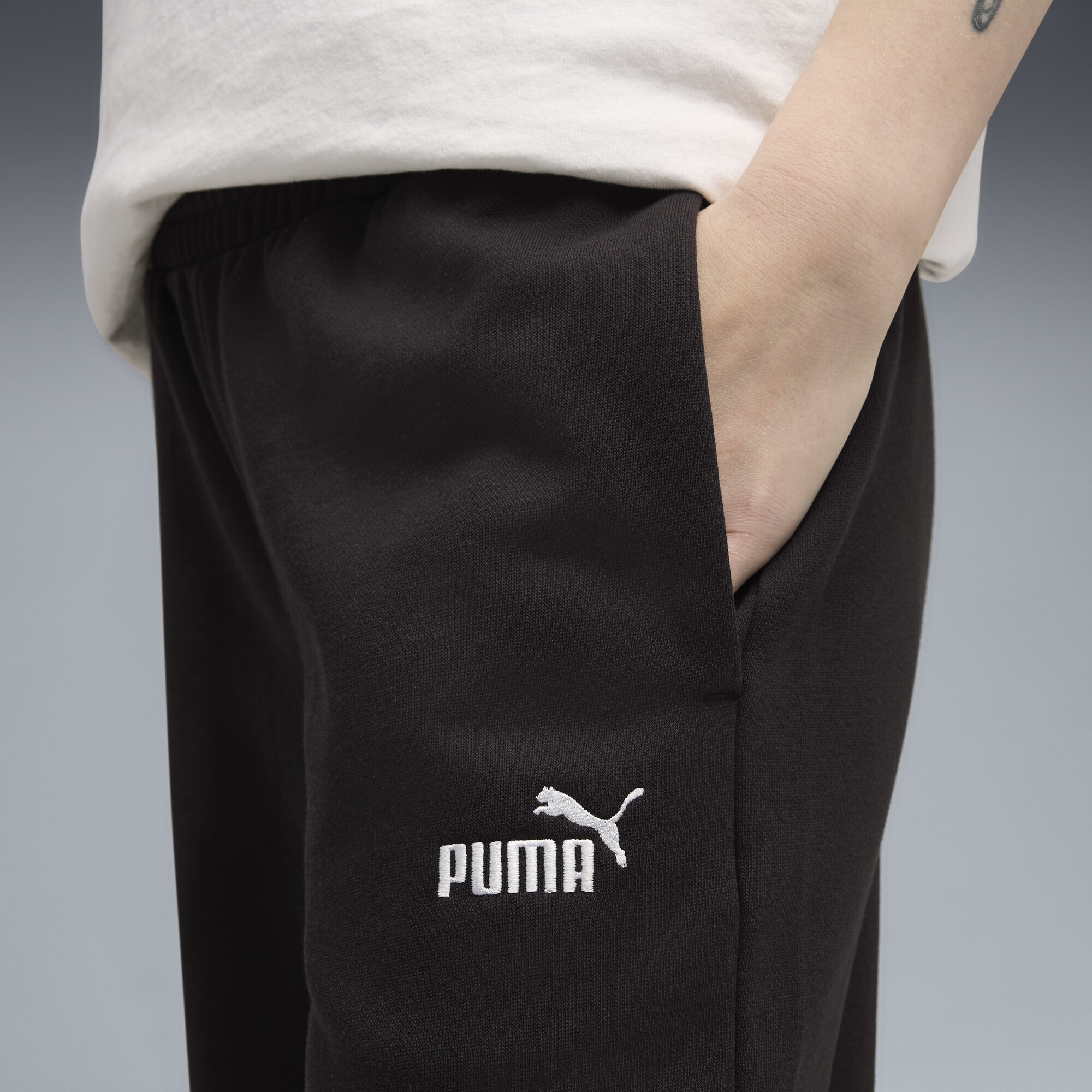 PUMA Sporthose »Essentials Small No. 1 Logo Comfort Straight Hose Damen«