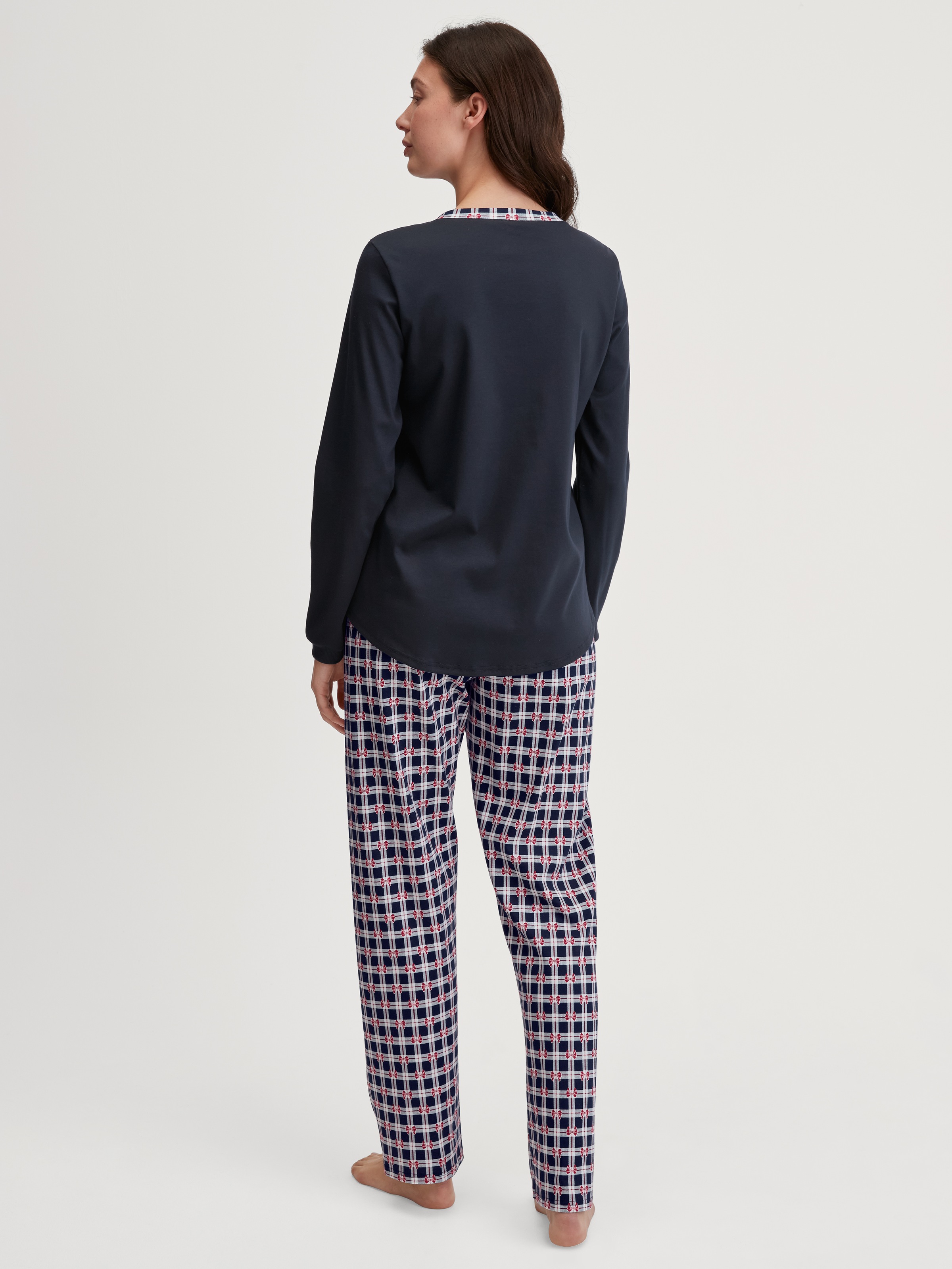 CALIDA Schlafanzug »Family & Friends« 2 Stk. tlg., Knopfleiste, Pure Cotton, Langarm, Serafino-Ausschnitt, weich