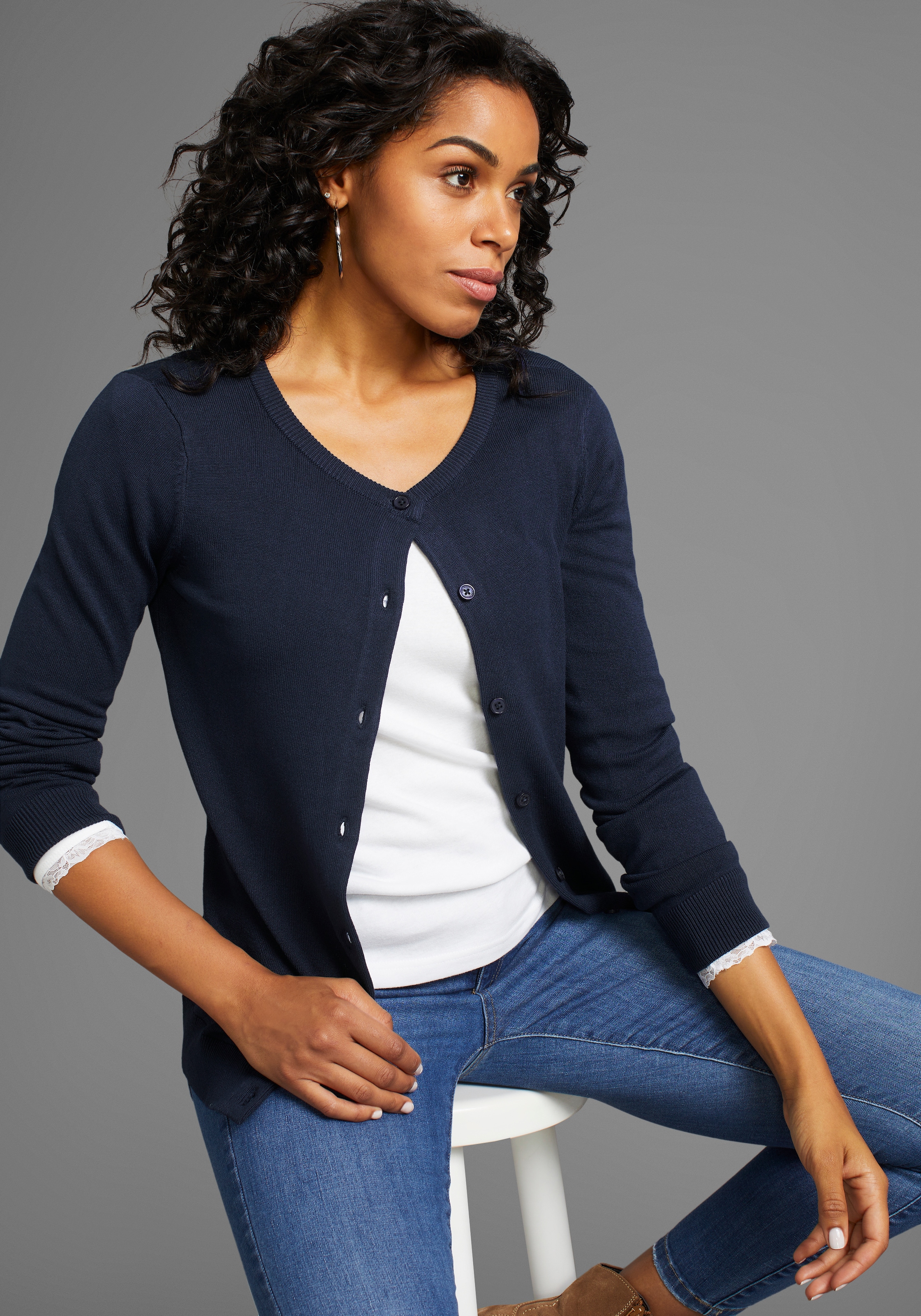 Laura Scott Strickjacke Feinstrick in Basic Fit mit Rundhals und Knopfleist günstig online kaufen