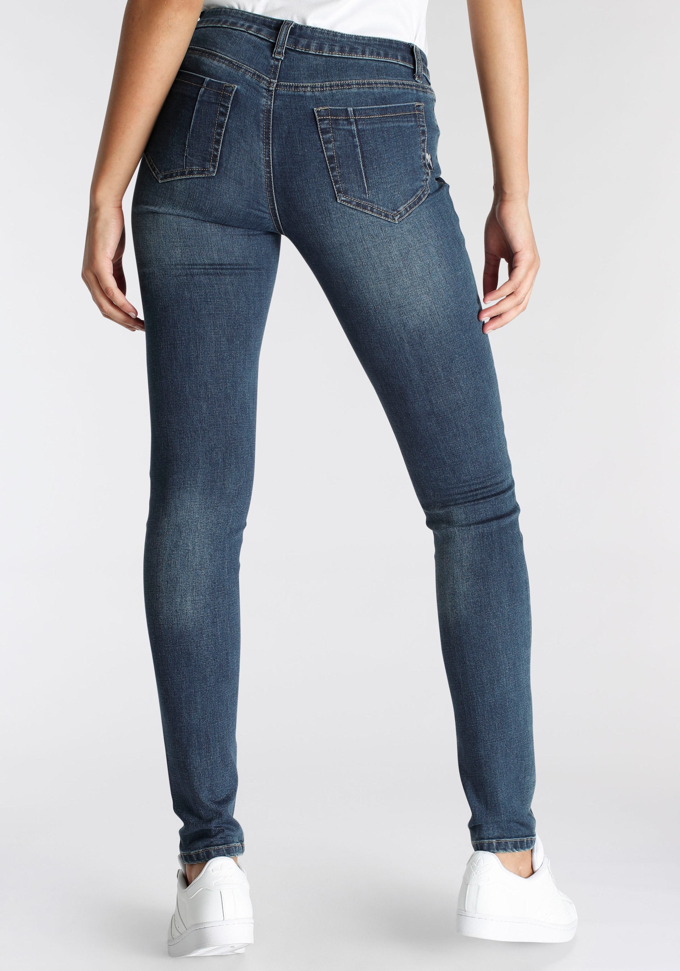 Arizona Skinny-fit-Jeans »Ultra-Stretch, sehr bequem, gut zu kombinieren«, Mid Waist high performance stretch Denim normale Leibhöhe figurbetont