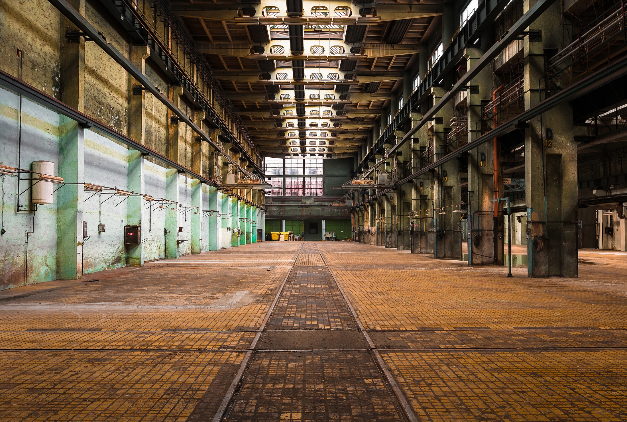 Papermoon Fototapete "ARCHITEKTUR-LOST SPACE FABRIK"
