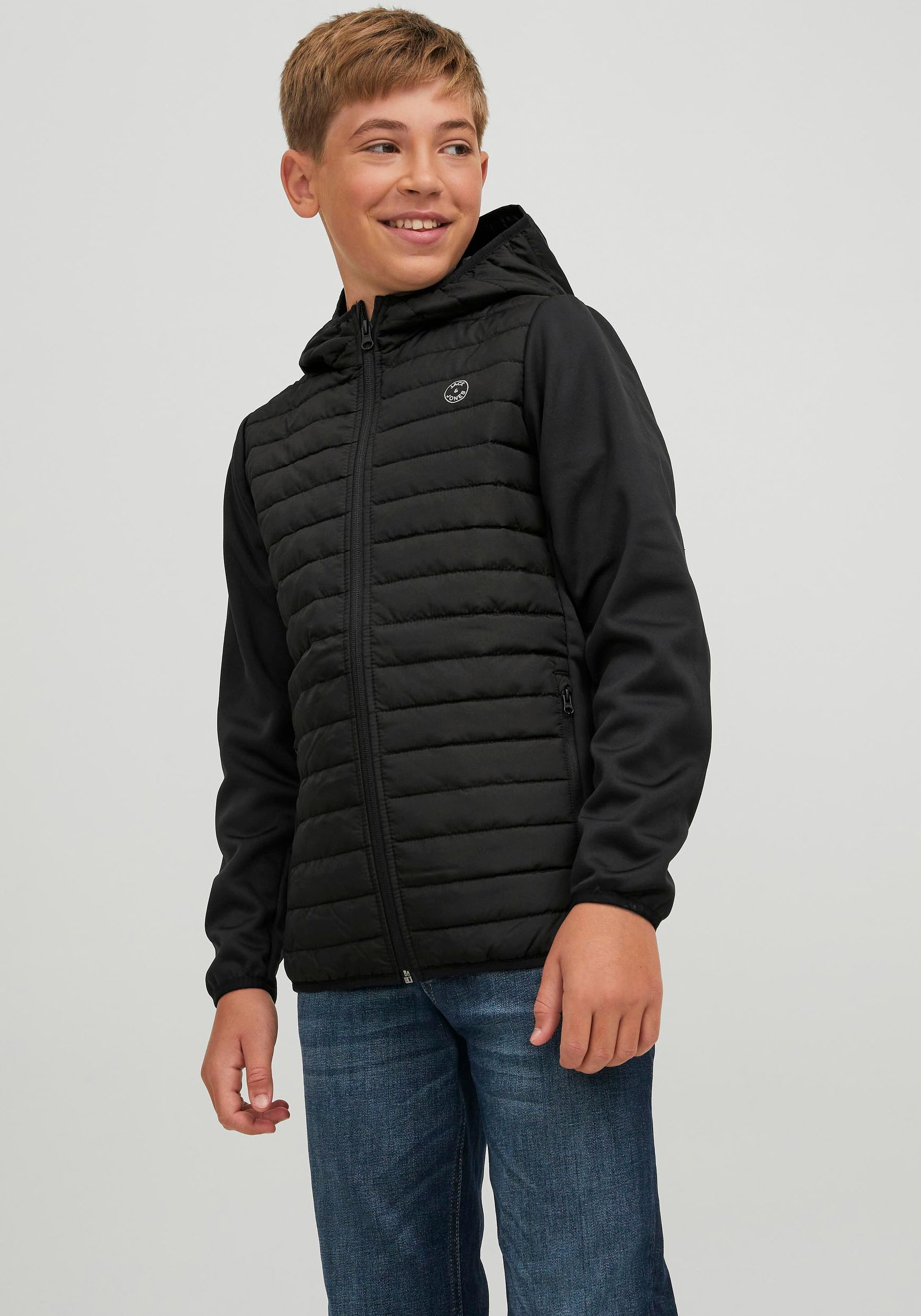 Jack & Jones Junior Steppjacke "JJEMULTI wärmt, winddicht, wasserdicht, gesteppt" mit Kapuze Farbeinsatz, modisch, regular fit, Kapuze