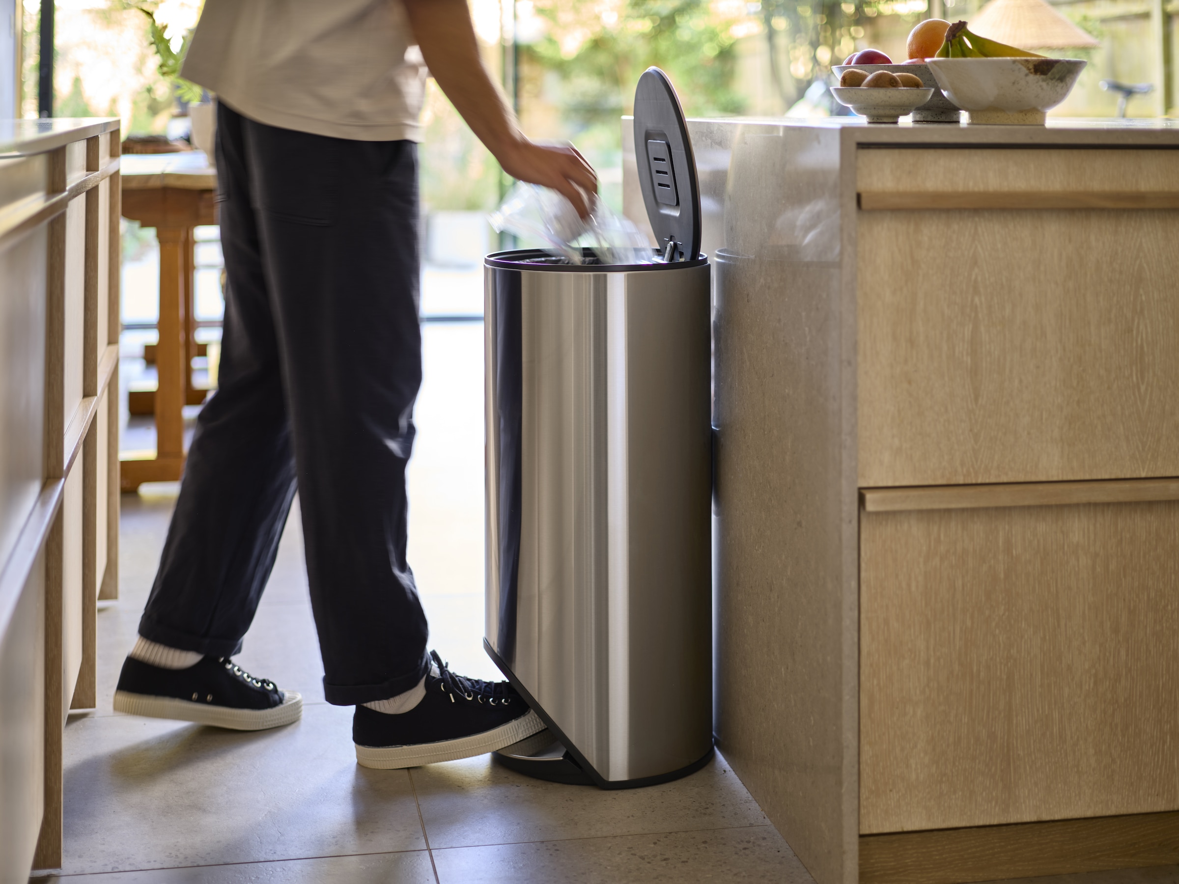 Joseph Joseph Mülleimer »Arc 30-Liter-Slimline-Treteimer« inkl. Integriertem Halter für Müllbeutel