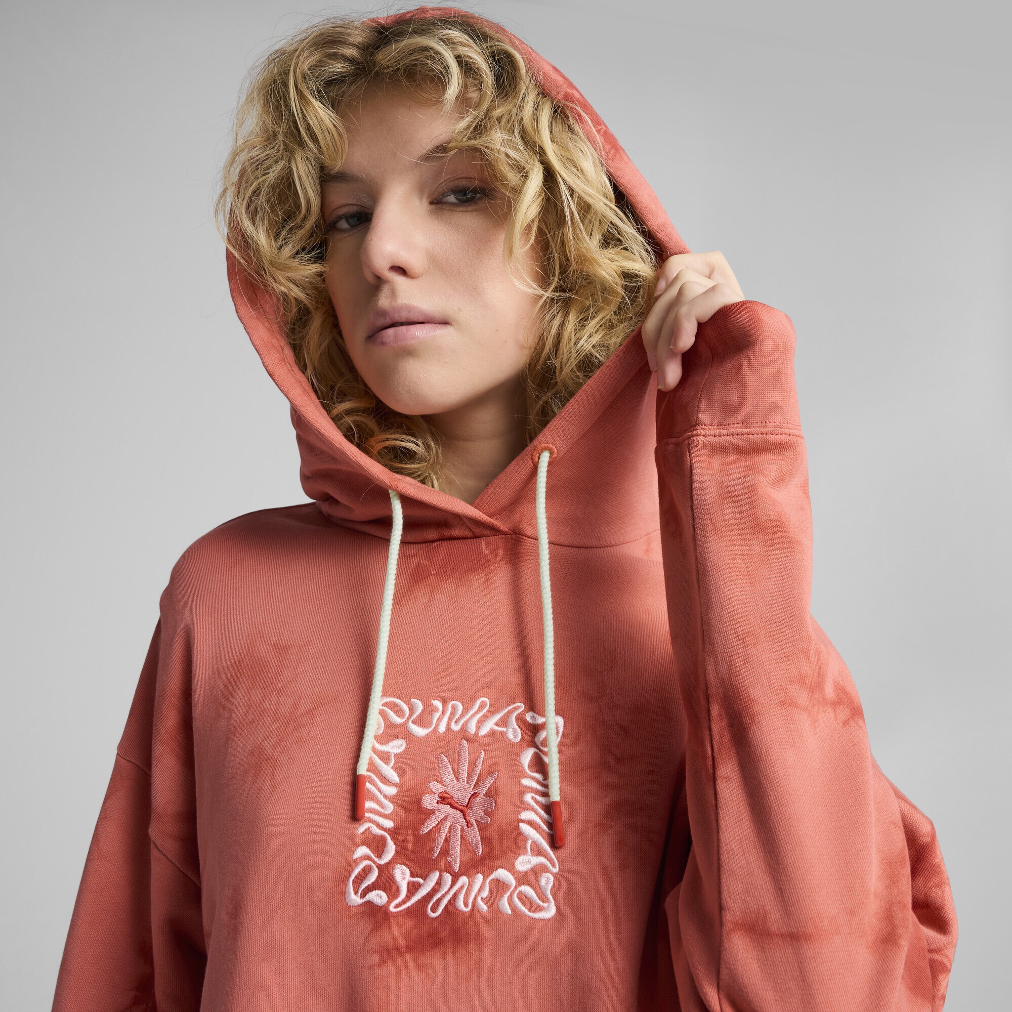 PUMA Hoodie »WARDROBE ESS FLORAL PACK Kurzer figurbetonter Hoodie mit«