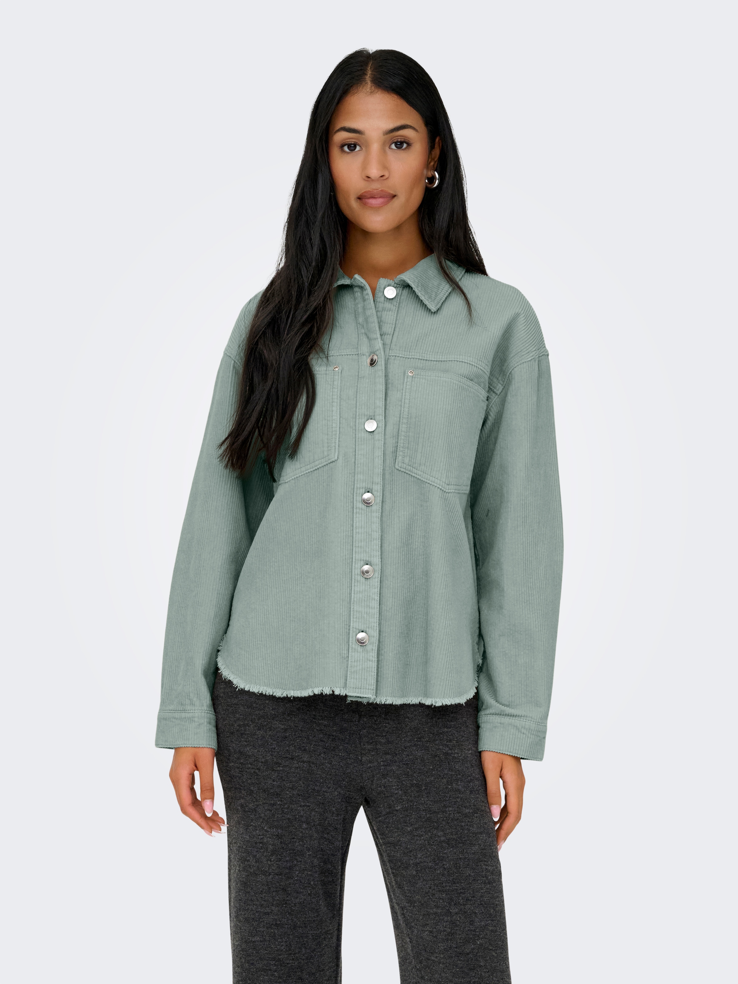 ONLY Hemdbluse »ONLMAIKO-BITTEN L/S CORD SHACKET CC PNT« mit Brusttaschen, leicht ausgefranster Saum